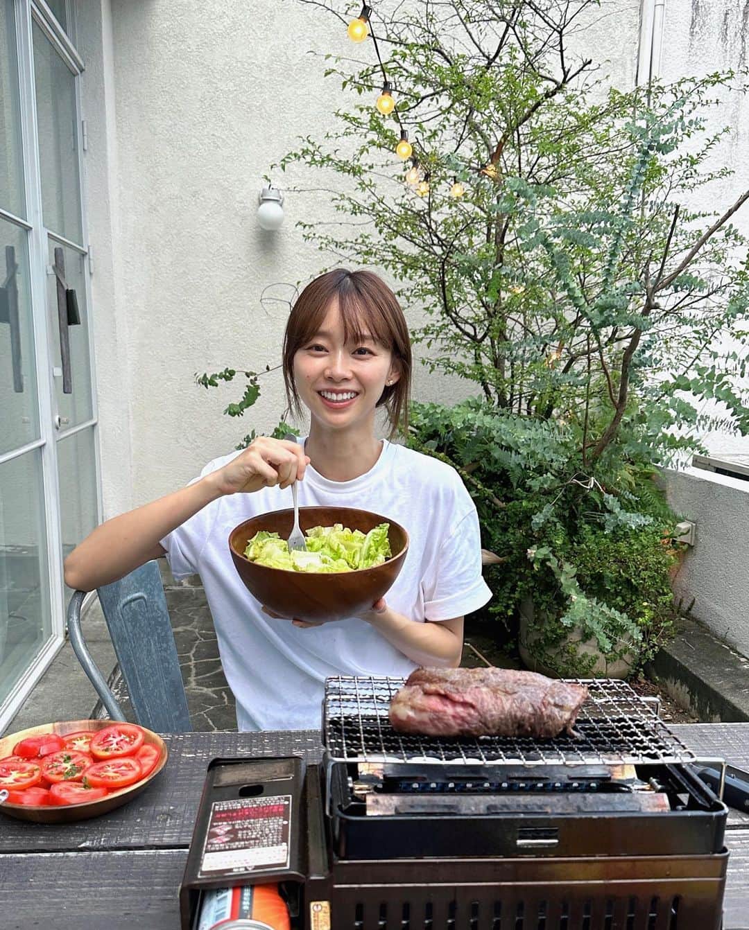 吳斐莉のインスタグラム：「最近沒什麼好分享的～ 因為每天就是吃·練·睡🤣 過著非常頭腦簡單四肢發達的生活著～  P1. 今天練完的餐是”烤牛排”🤤  P2. 這一個月來我體重終於突破45了🥹太太太開心～等我真的有練出明顯線條再來跟大家分享  如果另一半是個健身狂 大家請一定要好好把握啊～ 兩個人一起練 或者有個免錢的貼身教練 太幸福了啊💕」