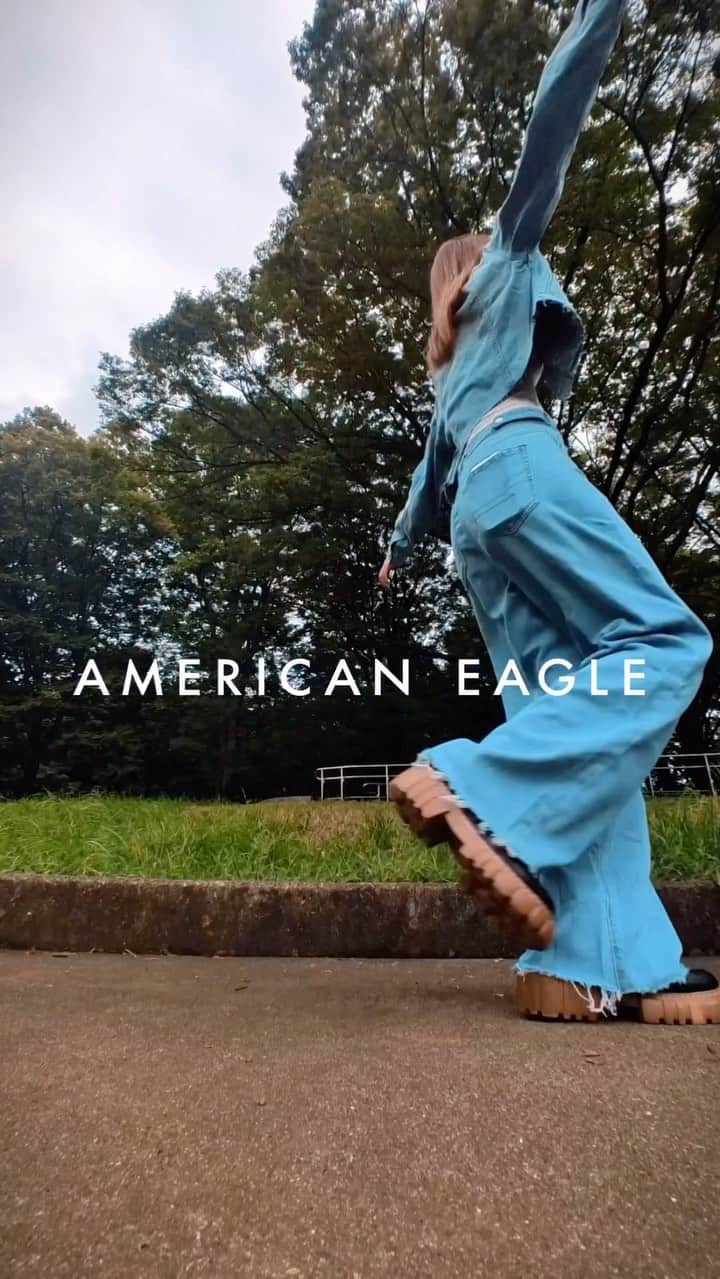市野莉佳のインスタグラム：「@americaneaglejp の洋服で White×Denim コーデ🐚🧵   #PR #AEDenimCrew #AEJeans #アメリカンイーグル #americaneaglejp #twins#双子 #fashion #ootd #instagood」