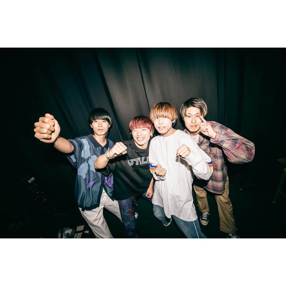 橘昌吾のインスタグラム：「moon drop / TWOMAN TOUR 君の街ランデヴー  @moondrop_official  @hyuya93  @takumasa_gt  @tomoya.saka  @kazu__0905  ⁡ #moondrop #君の街ランデヴー #styling」
