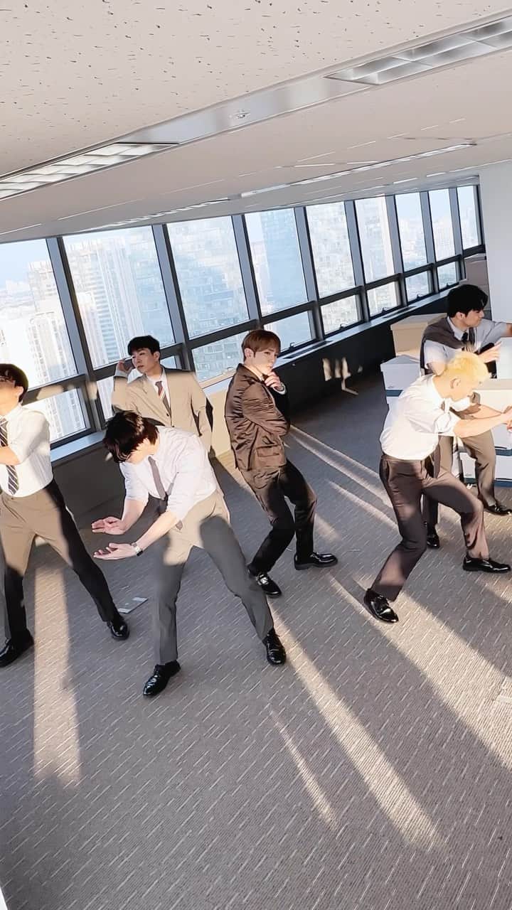 SHINeeのインスタグラム：「[공지] KEY ‘Good & Great’ 챌린지 공개   #KEY #키 #SHINee #샤이니  #Good_and_Great  #KEY_Good_and_Great #Good_and_Great_Challenge #굿앤그레이트챌린지 #SHORTee  @bumkeyk」