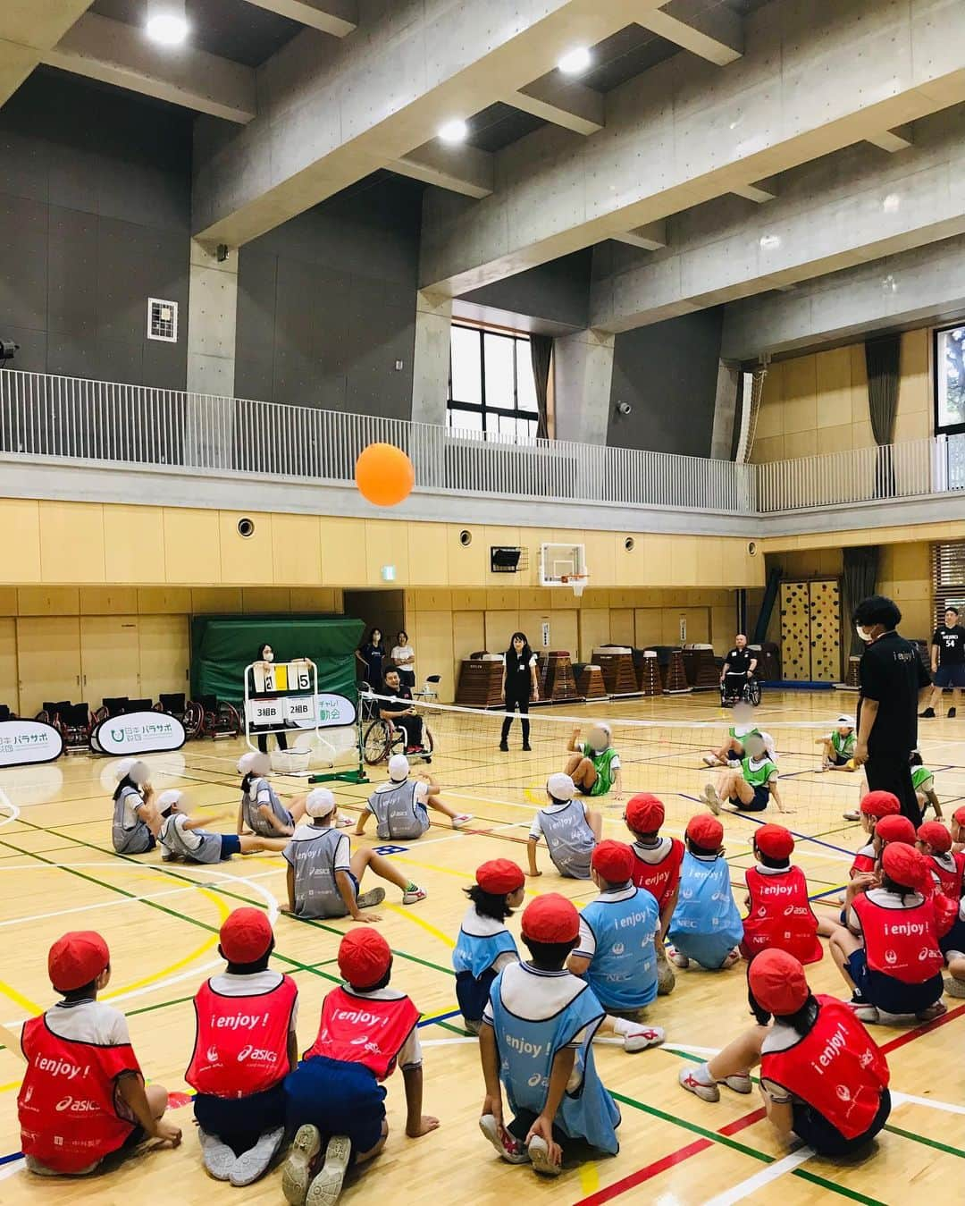 尾木直樹さんのインスタグラム写真 - (尾木直樹Instagram)「今日は東京都の「笑顔と学びの体験活動プロジェクト」の一環で、区立小学校の３年生たちがパラスポーツに挑戦する「あすチャレ！運動会」を見学させてもらいました〜🦽シッティングバレーボール､ボッチャ、車椅子リレー体験に、子どもたちは元気いっぱい全力投球！！応援も一生懸命📣パラアスリートの皆さんと一緒に、楽しくパラスポーツを体験しながら、初めてのことに挑戦する子どもたち。パラスポーツはいいですね^_^ ｰ #東京都 #笑顔と学びの体験活動プロジェクト #パラスポーツ #シッテングバレー #車椅子リレー #子どもたち大喜び #尾木ママ も#車椅子体験 #パラアスリートに感謝 #日本財団 #パラサポ #あすチャレ運動会#楽しい時間をありがとう」9月12日 19時02分 - oginaoki_ogimama