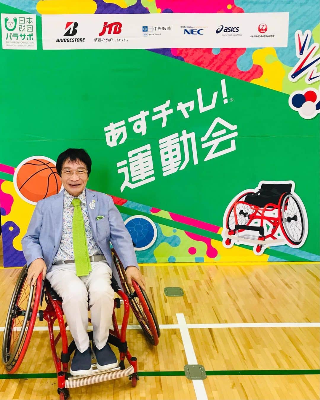 尾木直樹のインスタグラム：「今日は東京都の「笑顔と学びの体験活動プロジェクト」の一環で、区立小学校の３年生たちがパラスポーツに挑戦する「あすチャレ！運動会」を見学させてもらいました〜🦽シッティングバレーボール､ボッチャ、車椅子リレー体験に、子どもたちは元気いっぱい全力投球！！応援も一生懸命📣パラアスリートの皆さんと一緒に、楽しくパラスポーツを体験しながら、初めてのことに挑戦する子どもたち。パラスポーツはいいですね^_^ ｰ #東京都 #笑顔と学びの体験活動プロジェクト #パラスポーツ #シッテングバレー #車椅子リレー #子どもたち大喜び #尾木ママ も#車椅子体験 #パラアスリートに感謝 #日本財団 #パラサポ #あすチャレ運動会#楽しい時間をありがとう」
