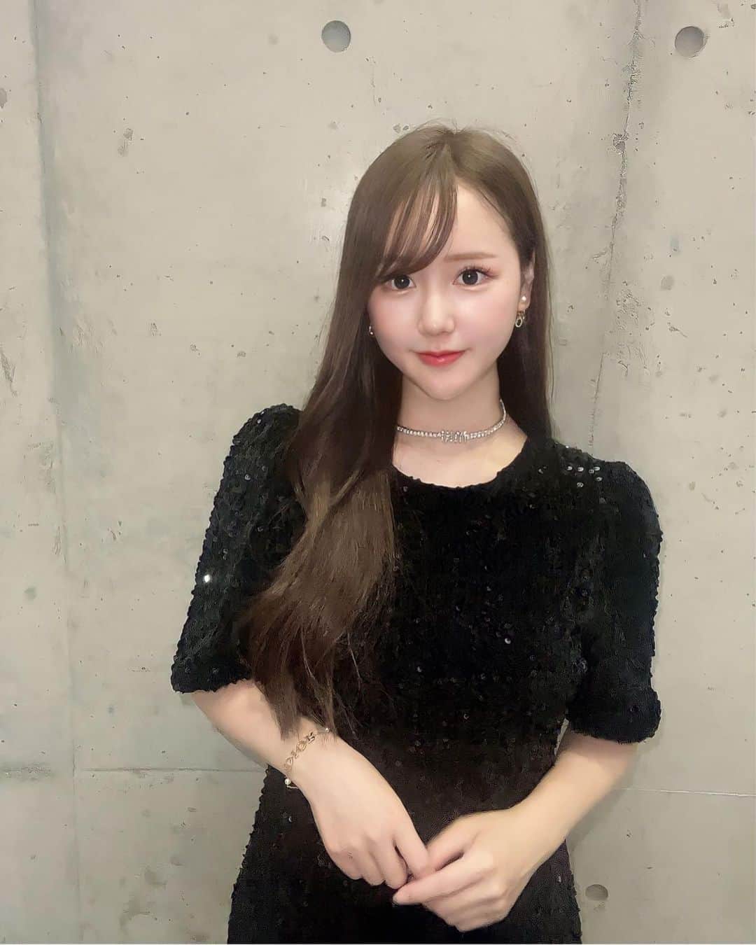 あだちまみのインスタグラム：「.  夏も終わりということで、 髪色暗くイメチェン👌❤︎  そして、最近は美容メンテで ルラクリニックにいってきた💓👼  した内容は ボトックスとヒアル💉 眉間のシワがきになってて🥲  これ以上ひどくならないよう 予防でボトックスを打ったのと  首のシワがきになったので ヒアルで薄くしてきたよ♪🥹  いつも丁寧に対応してくれる @lbc.lula_dr.hirata  先生にお任せ✨👌ヒアルもとっても 上手なので、メンテナンスはいつも 先生にお願いしてる🤣💉✨  @lula.osaka  ここはずっと気に入って通い続けてる おすすめのクリニックなので ぜひいってみてね🙆‍♀️💓  #本日のコーデ#outfit #ポートレート#撮影 #撮影モデル#関西被写体#インフルエンサー #ビジネス#副業#事業#女性企業#美容 #ビジョビ#ビジョスタ#女性経営者」