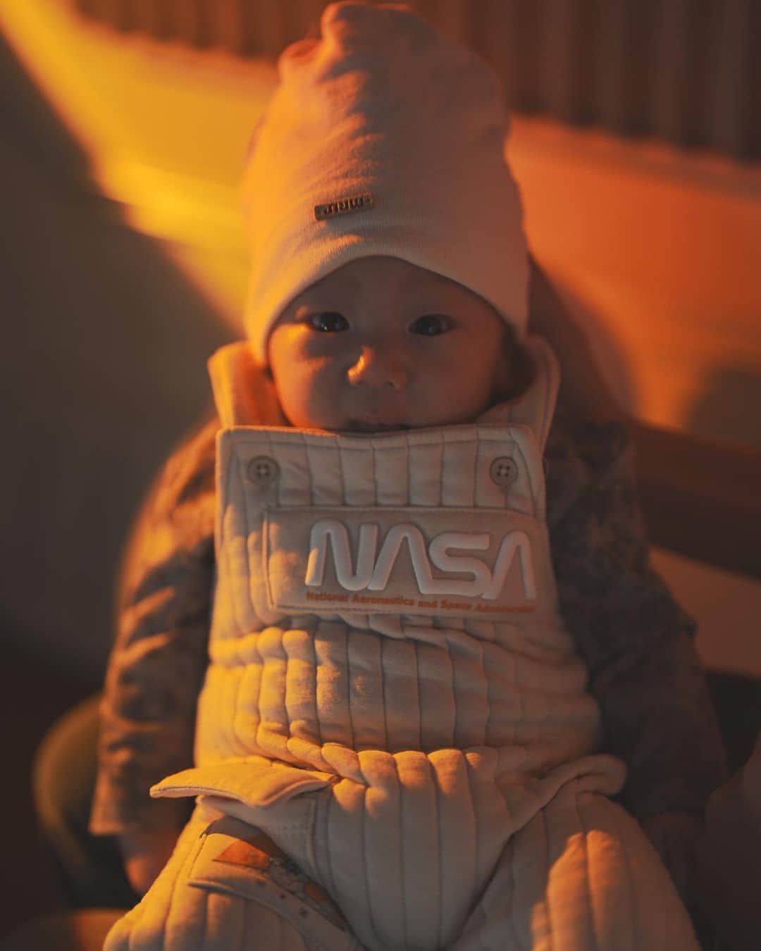 インヤのインスタグラム：「Baby KOTA on Mars 🧑‍🚀🚀☄️ เบบี๋โคตะขอไปพักผ่อนนอกโลก 1 วันครับ 😆」