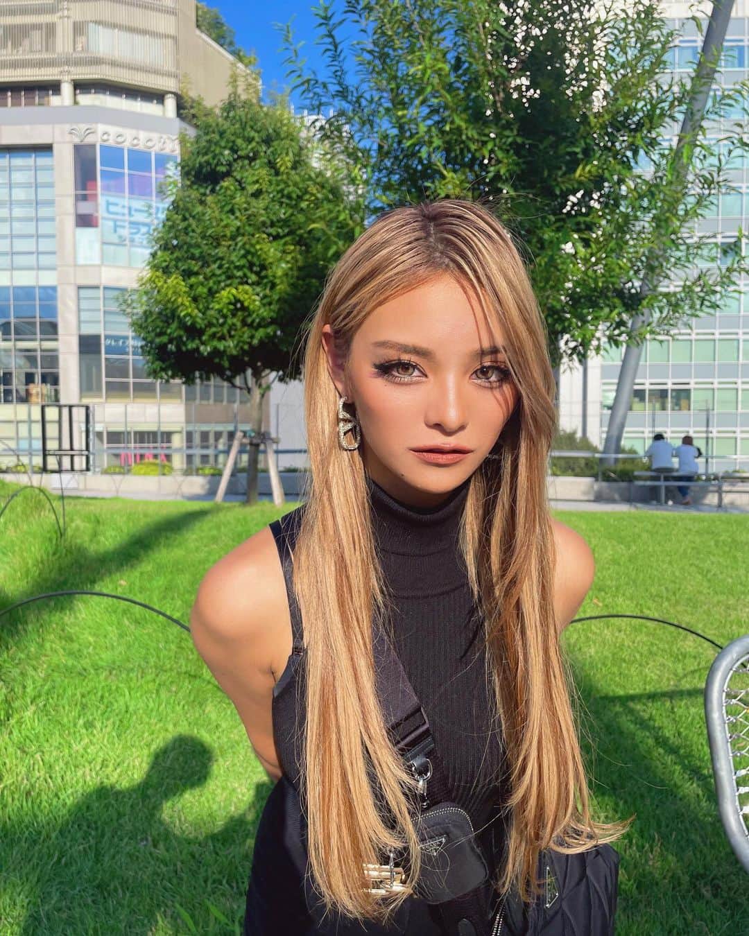 小田愛実（まぁみ）のインスタグラム：「じーっ👀💘💘  ストレートか巻き髪どっち好き？？」