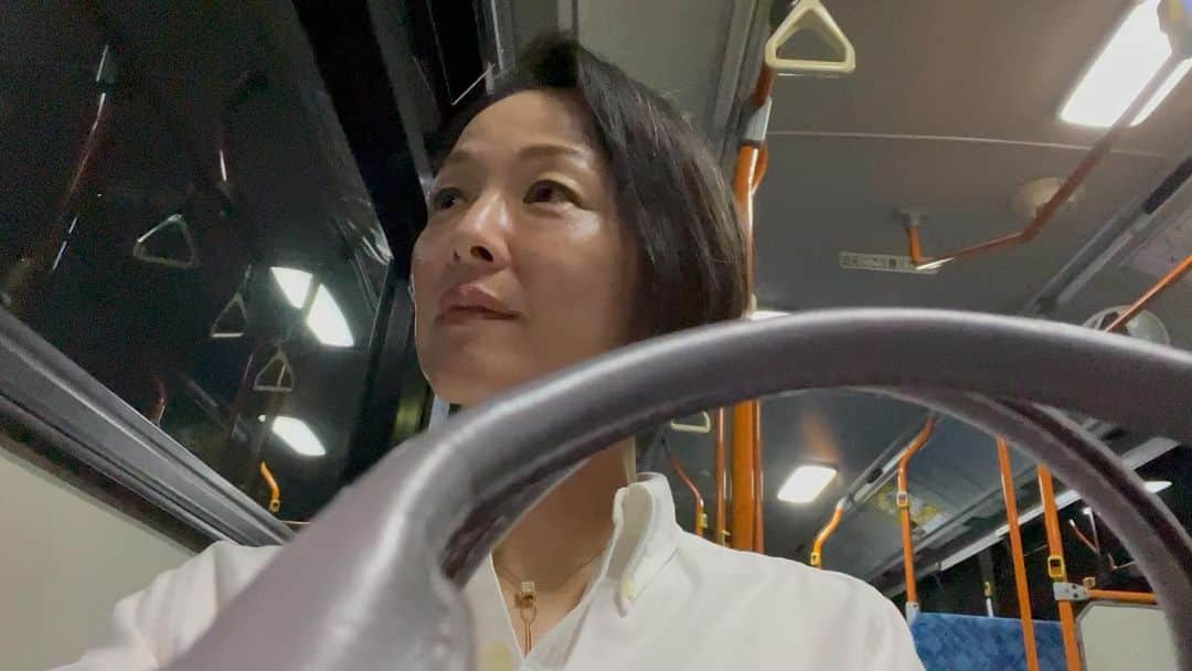 のインスタグラム：「わたし以外、だぁーれもいない🚌」