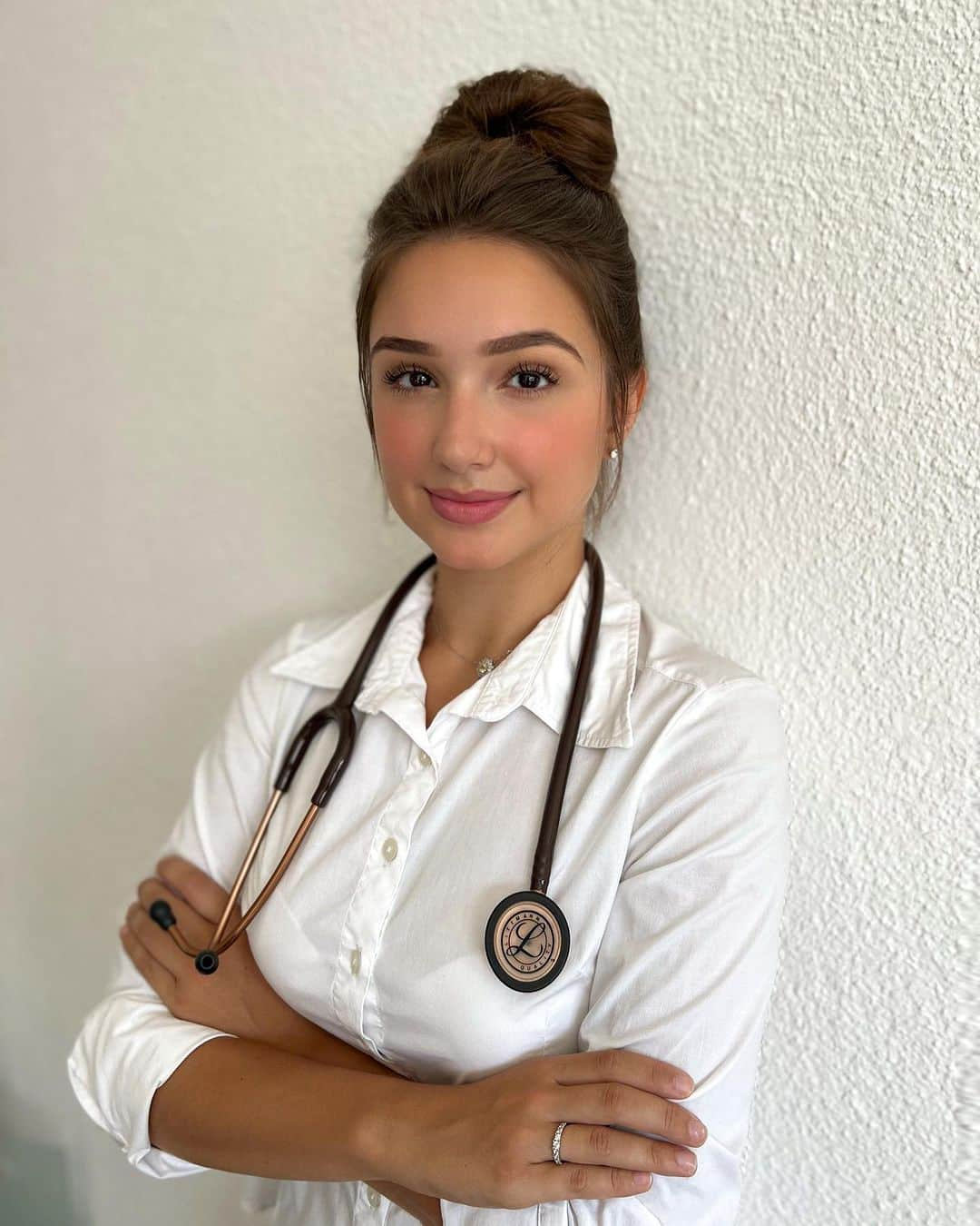 ニコルさんのインスタグラム写真 - (ニコルInstagram)「Agora quem vai cuidar de você, sou eu 🩺🫀  Eu passei na universidade estadual de medicina na Itália 🇮🇹🥰  Se você tivesse perguntando para a Nicole de 7 anos o que ela queria ser quando crescesse ela teria falado “eu quero ser médica”. E esse sonho nunca mudou com o passar dos anos. Todos falavam que eu iria mudar de ideia, alguns davam risada achando que eu era muito imatura para pensar em fazer medicina. Mas o meu sonho NUNCA mudou, nunca tive vontade de fazer outra coisa, sempre foi medicina.  Ser médica é lutar pelo bem mais precioso que temos: a vida. É abdicar da sua própria vida para salvar vida de desconhecidos. É estudar 6 anos não por conta de um diploma ou status financeiro, e sim por amor.   Eu almejei muito esse sonho desde criança, mas óbvio que não foi como eu planejei. Vieram muitos obstáculos, entre eles morar em 4 países diferentes, ter que sair todos os dias da minha zona de conforto. Aprender outras línguas, outras culturas, ter que me despedir de pessoas queridas que amo muito.  Eu agradeço muito aos meus pais que me deram de tudo. Sem eles não seria 1/8 do que sou hoje. Apesar de ter nascido privilegiada meus pais sempre me ensinaram a correr atrás das coisas, e o mais importante: o ESTUDO e a DEDICAÇÃO.   No Japão, por conta do COVID fiquei sem aula por muitos meses, vários professores saíram da escola, mas aprendi uma consequência muito boa, a estudar sozinha e ser independente. Tive que me auto ensinar química e física. Mas foi um aprendizado maravilhoso na minha vida.  Ninguém vê o backstage, as horas de estudo, os dias sem motivações e tudo que os estudantes passam por esse período. Inclusive minha prova foi dois dias depois do nosso acidente de carro 😅 Mas gosto de pensar que tudo na vida acontece por um motivo, que depois da tempestade vem o arco íris.  Para concluir, estou muito feliz com minha aprovação! E queria agradecer também minhas família, parentes e amigos que sempre me apoiaram e torceram por mim…」9月12日 19時04分 - nicoletulcheski