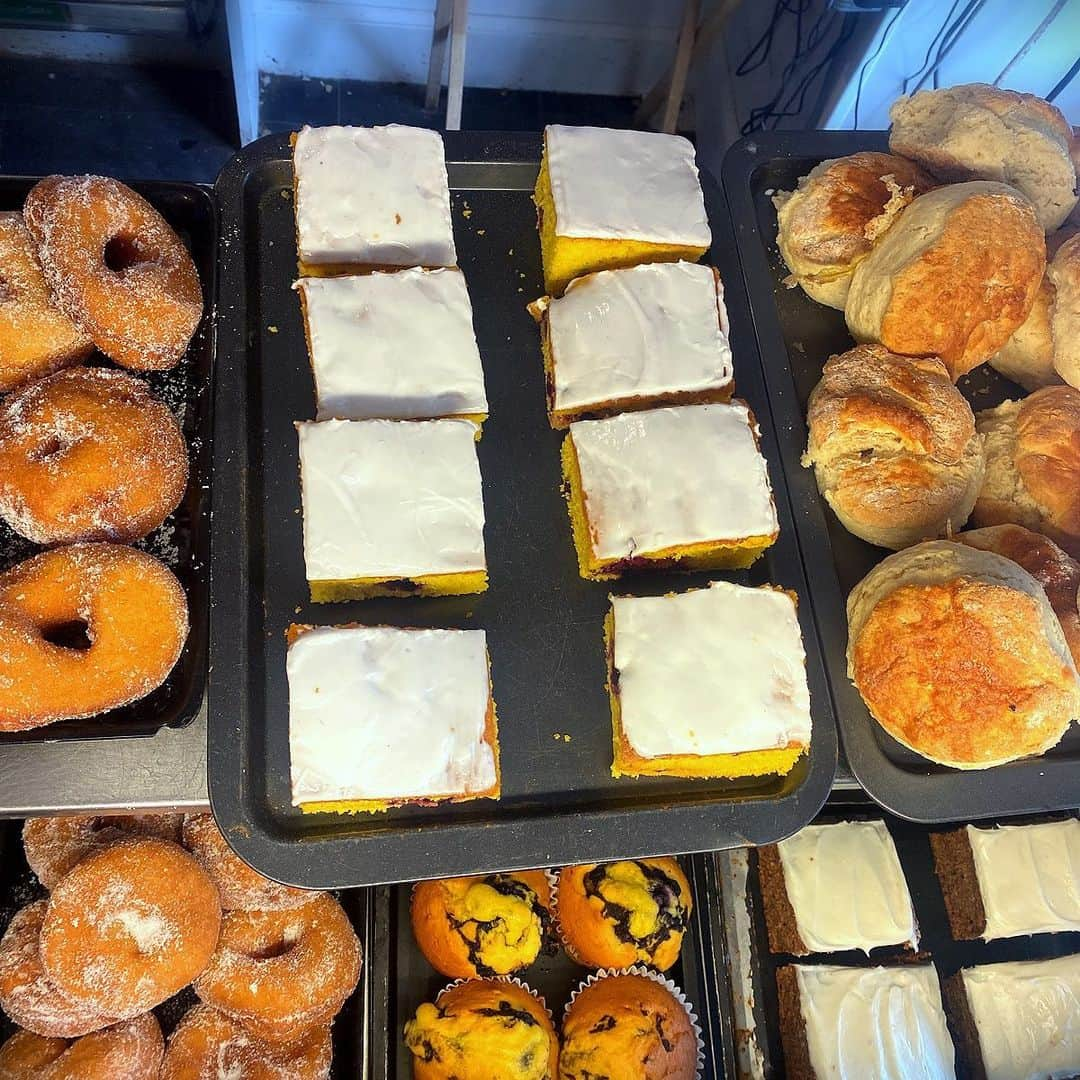 ナイジェラ・ローソンさんのインスタグラム写真 - (ナイジェラ・ローソンInstagram)「More delicious memories of my week in Skye: essential  trip to the Dunvegan Bakery; I majored on the iced lemon and blackcurrant slices or, rather – and gloriously – slabs! #dunveganbakery #skye #isleofskye #scotland」9月12日 19時06分 - nigellalawson