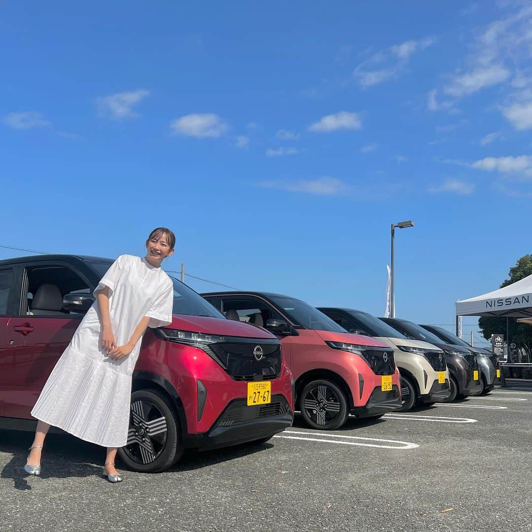 中上真亜子のインスタグラム：「週末にイオンモール福岡で開催されてた 日産サクラの試乗イベントに行って来たよ☺️🌸  番組のロケでも乗せてもらってたけど 改めてアクセルを踏んだ時の軽やかさに驚かされたよ🥺 キュンだよキュン😮🫶あの坂道を登る時のグィーンっていうのが全く無いの！(わかるかなあのグィーン  カラーバリエーションも豊富だし 中も広々として 細かいところまで 日本の美を感じさせられました🌸  イベントではサクラにまつわるスタンプラリーをやってて ロスフラワーをもらったよ🥳🥀  よかったら皆さんもお近くのお店で キュンしてみて下さい☺️   #PR #日産サクラ #NISSANSAKURA #キュン速体験」
