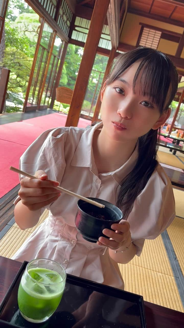 松本麗世のインスタグラム：「美味しかったよ泣 ♡ ♡ 冷やし抹茶に冷やしぜんざい...🫶🏻 暑い夏の中ほんとに幸せでした👼🏻✨ ♡ ♡ やっぱり美味しいものは世界を救う🤝🏻 ♡ ♡  #松本麗世  #matsumotoreiyo  #ファッション  #モデル  #冷やしぜんざい  #冷やし抹茶  #山本亭  #葛飾区  #東京  #美味しいもの  #デザート  #抹茶  #ぜんざい  #和風  #日本  #自然  #癒し  #幸せ  #おいしいものは世界を救う  #柴又」