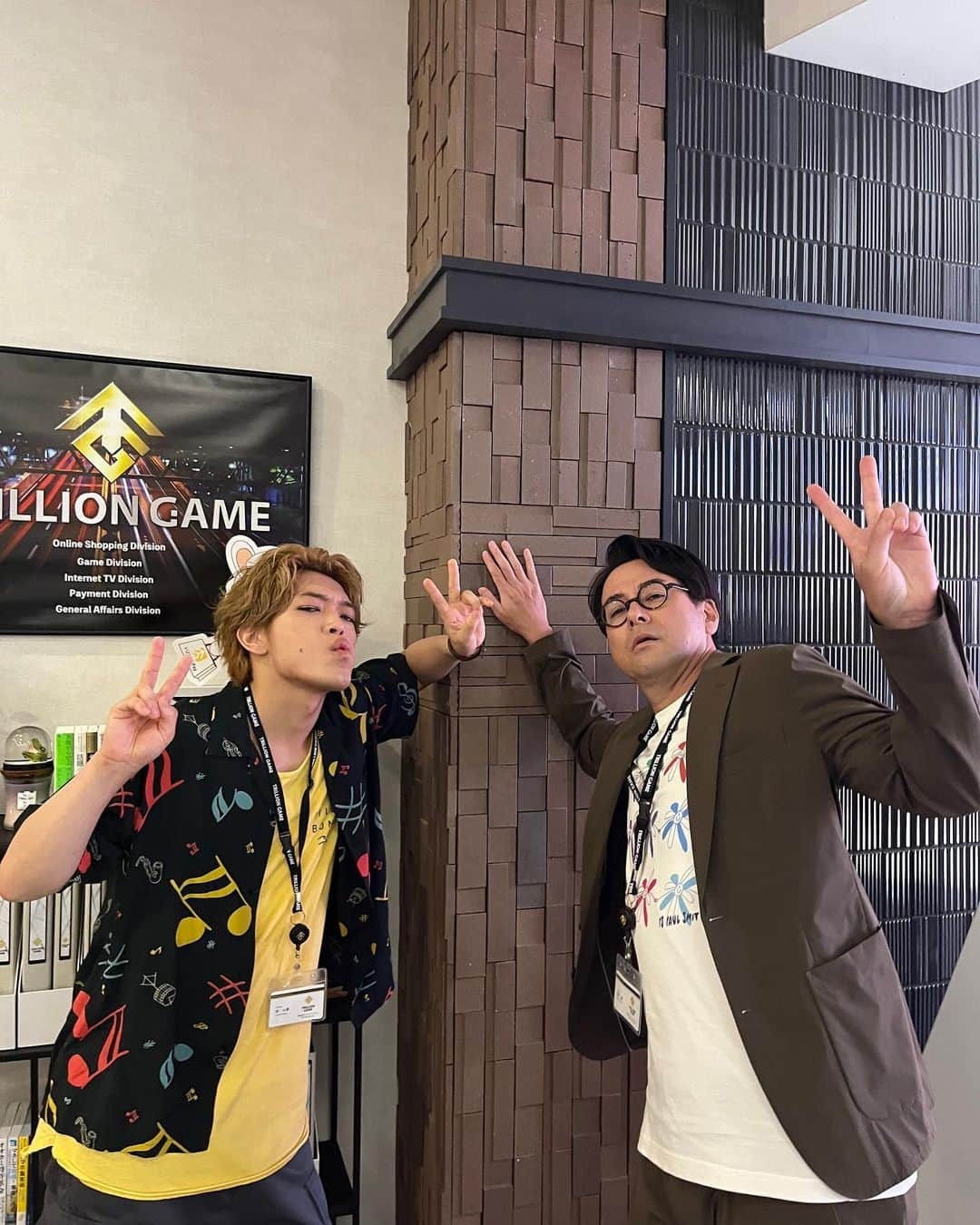 トリリオンゲームさんのインスタグラム写真 - (トリリオンゲームInstagram)「.  【📸】  #仲良し2人組✌🏻 #熱い男たちです #原嘉孝 #鈴木浩介 #トリリオンゲーム💸 #最終回は9月15日よる10時🕙」9月12日 19時09分 - trillion_tbs