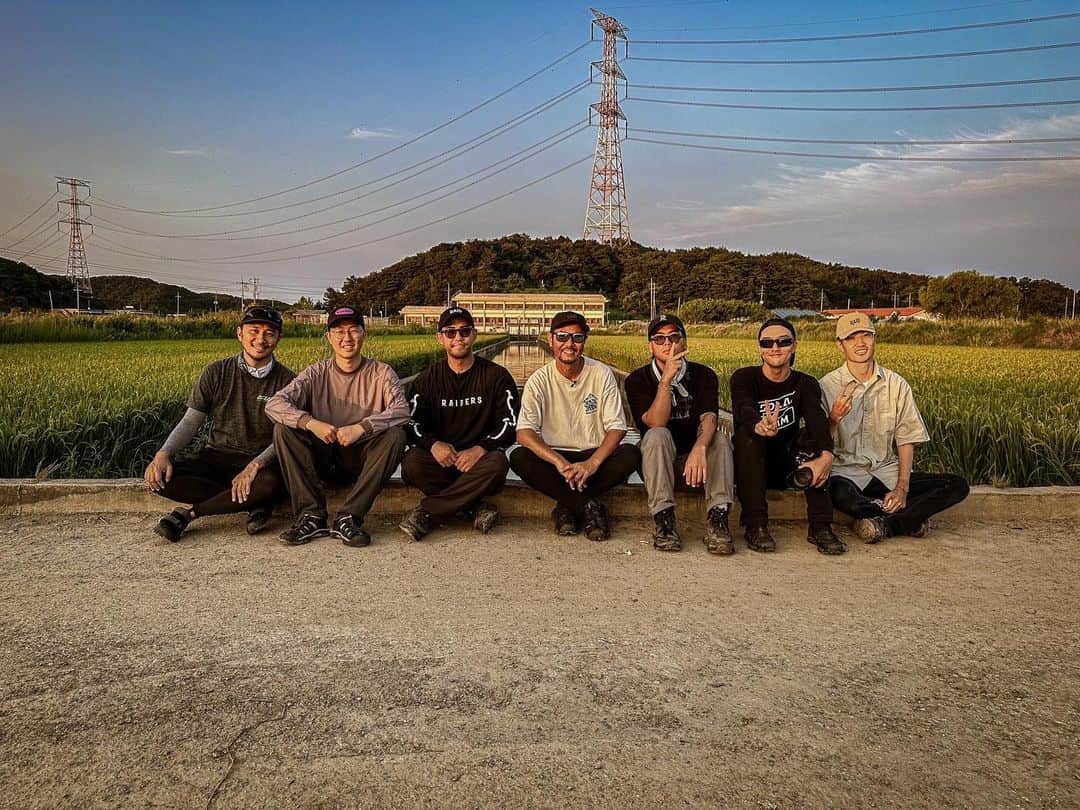 のインスタグラム：「韓国🇰🇷思い出フォト貰いました！ 体調を崩して色々な意味で満喫出来ずに心残りだったので…来年リベンジは確定！ つうか韓国スタッフ🇰🇷最高のメンバーでした🤝若くてエネルギーに満ち溢れてて、また一緒に仕事が出来るのを楽しみにしてます😊✨」