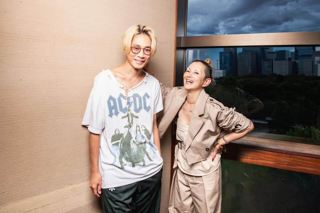 MYKITA SHOP TOKYOのインスタグラム：「アーティストの川上洋平さん(@yoohei_alexandros )が着用して下さっているのはTUVA Mocca/Zanzibarです。 ご愛用いただきありがとうございます。」