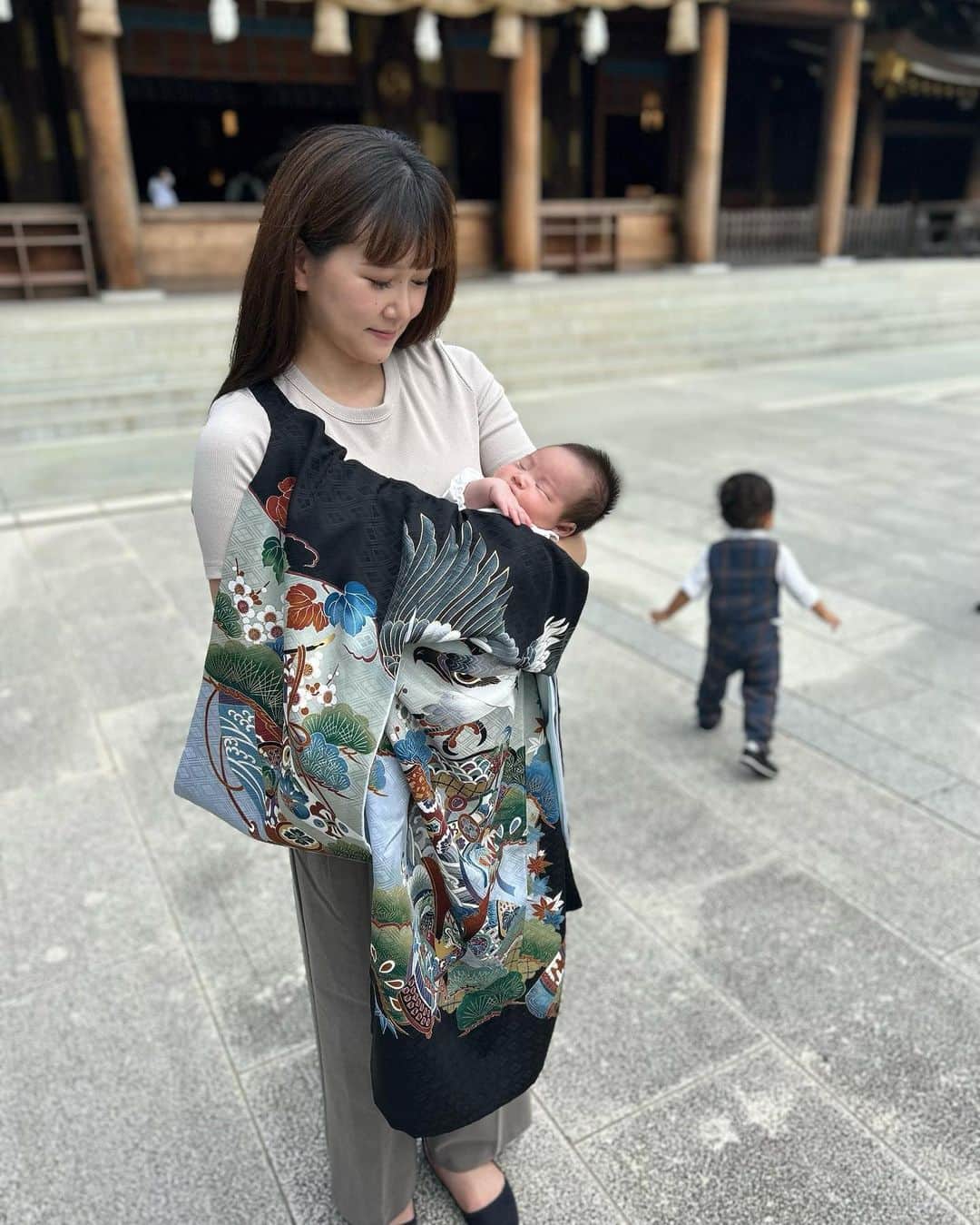 のインスタグラム：「＊ #生後44日 今日は次男の #お宮参り へ👶⛩💕 子どもたち2人ともちゃんと正装🤵←可愛すぎ 長男と同じ神社でご祈祷しました！ 健康にすくすくと大きくなりますように🫶 長男はずっと走り回り、次男はずっと寝てた🤣 次男が大きくなって歩くようになったら、 2人でずっと走り回ってるんだろうな☺️☺️ 大変だろうけど、一緒に遊ぶ2人を早く見たい💓 両家の親が集まり一緒にご飯食べて とってもとっても楽しい時間でした♥︎♥︎ 最後の写真はあえてみんな顔事故ってるやつ🤣👌 #赤ちゃん#赤ちゃんのいる生活#赤ちゃんのいる暮らし#べビスタグラム#ママスタグラム#男の子ママ#成長記録#育児#育児記録#親バカ部#8月生まれ#7月生まれ#令和生まれ#令和3年ベビー#令和5年ベビー#2歳#0歳#2歳差#兄弟#きーくんの成長記録#はーちゃんの成長記録#我が子が一番」