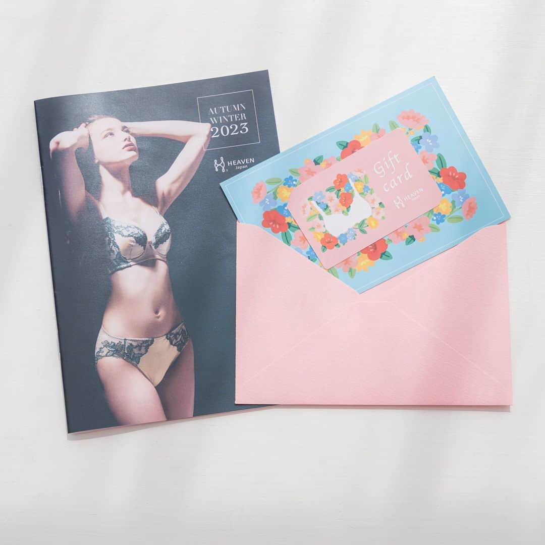 HEAVEN Japanさんのインスタグラム写真 - (HEAVEN JapanInstagram)「ギフトカードの販売を開始しました💐  試着体感サロンでお使いいただけるギフトカード🥳 サロンで採寸・フィッティングをして、送った方に好きな下着を選んでいただけます👙♡  家族や友達に下着をプレゼントしたい❣️でもサイズがわからない・・・🤔 そんなときにはギフトカードはいかがですか？🎁  公式オンラインショップと試着体感サロンでお買い求めいただけます🎵  ＊.｡.＊ﾟ＊.｡.＊ﾟ＊.｡.  金額：8,140円（税込）  ＊.｡.＊ﾟ＊.｡.＊ﾟ＊.｡.  ＼下着の豆知識・情報を発信中／ 下着で私を好きになる【HEAVEN Japan】 @heaven_japan  #heavenjapan #ヘヴンジャパン #ヘブンジャパン #可愛い下着 #見えないおしゃれ #補整下着 #補正下着 #下着 #適正下着 #ブラジャー #下着好きな人と繋がりたい #おしゃれな下着 #ギフトカード #プレゼント」9月12日 19時18分 - heaven_japan