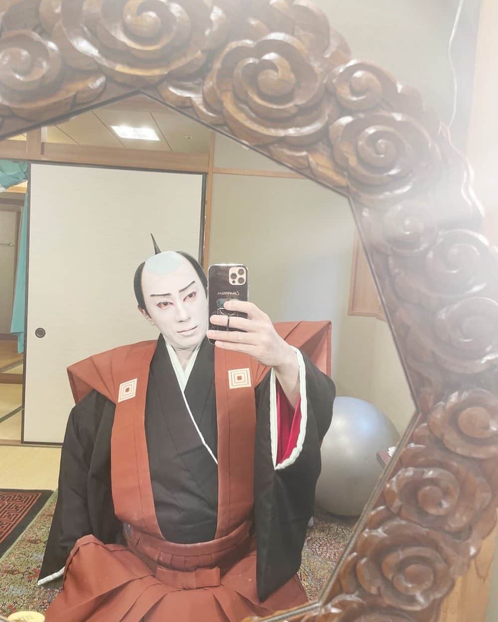 市川海老蔵 （11代目）のインスタグラム：「* To be honest, today I suffered from some kind of food poisoning, and couldn’t even move nor breathe properly for some time, and even thought of canceling the performance… However, I came across a very good doctor, and though it was so close to canceling, I was able to make it… I am so relieved, as it was so close.  Therefore, I especially put in all my efforts in today performance.  Now that the stage is somehow all over, safe and sound, I’ll be heading to the hospital😊  実は今日、  何かにあたり、  身動きすら、 いや呼吸もままならない時間があって、  休演も脳裏によぎりました、  が、 たまたま優秀な先生がいて、 本当に間一髪で 舞台出れる状況に、、  良かった、  本当に危なかったです。  ですから いつも以上に 気合い入ってました、  とりあえずなんとか 無事に終わり、  病院向かいます😊  #市川團十郎白猿 #市川海老蔵 #海老蔵 #市川新之助 #成田屋 #歌舞伎 #歌舞伎座 #和 #舞台 #三千世界 #ABKAI #ABMORI #ebizoichikawa #ebizo #kabuki #thunderparty #theater #theaterarts #actor #kabukiactor #japan #classic #traditionaljapan #japaneseculture #japan_og_insta #performingarts」