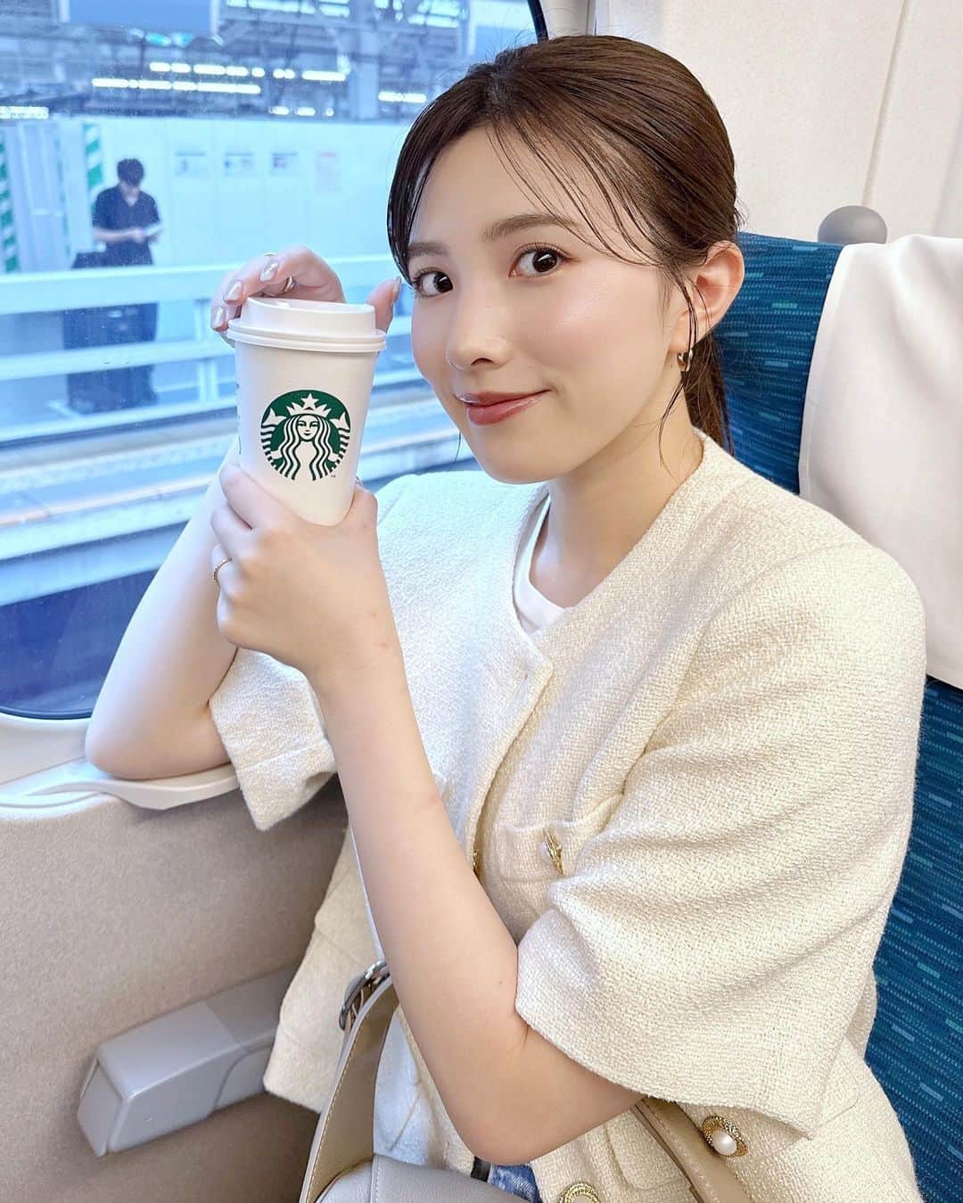 濱田あおいのインスタグラム：「. . 週末は大阪へ💛 お色直しの小物合わせだったんだけど ベスト！って言えるアイテムたちに 出会えて大満足でした🕊️ また結婚式後にご紹介させてくださいっ  そして大阪前に @clair_haruka さんに ラッシュリフトをお願いしました🍃 まつ毛のメイクの時間短縮になるし 思い通りの方向を向いてくれないまつ毛があったけど それもいい感じになって大満足っ💞  リップはfujiko プランピーリップ 新色の03甘美💄ローズブラウン系の 落ち着いた雰囲気ので秋メイクに◎  大阪2日目のコーデも載せておきます✨ jacket @_estella.k_  t shirt @hanes_japan  denim @snidel_official × @levis_japan  bag @cafune.official  sneaker @nike  #大阪#大阪旅行#今日のコーデ#デニムコーデ#スニーカーコーデ#カフネバッグ#maycafune#cafune#アラサーコーデ」