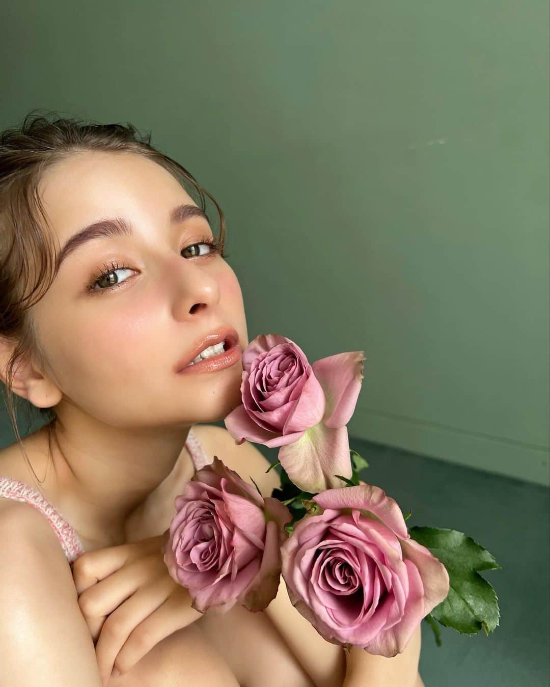 嵐莉菜さんのインスタグラム写真 - (嵐莉菜Instagram)「この淡いピンクの薔薇がとっても可愛かった🎀 淡いピンクの薔薇には「優しさ」「恵み」って花言葉があるんだって〜学び😚」9月12日 19時16分 - lina_arashi