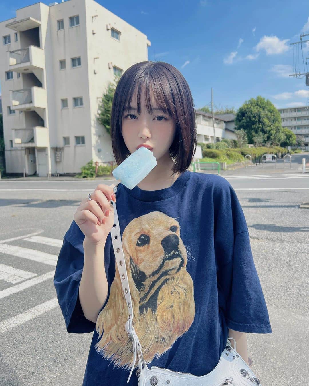のインスタグラム：「久しぶりにそとでアイス食べた〜  みんなは何アイスはまってる？」