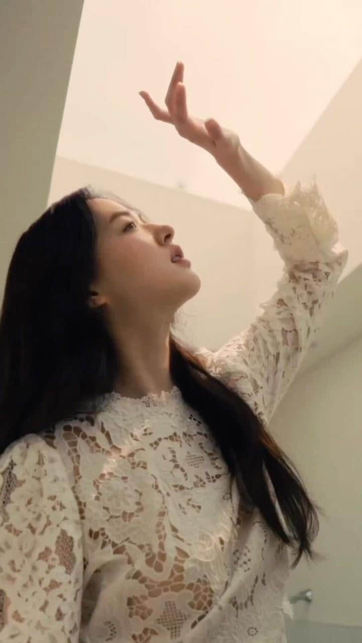 シー ニューヨークのインスタグラム：「A love for lace 🕊 The Dalia lace dress #seanewyok」
