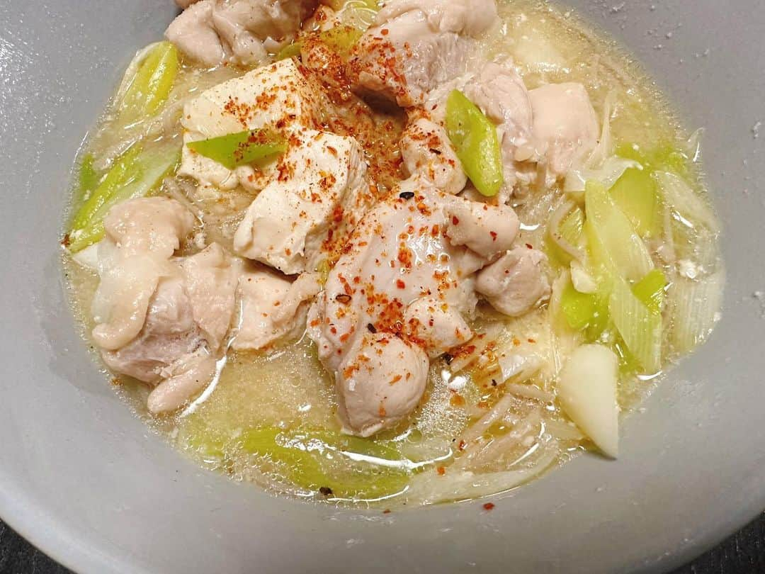 安元洋貴のインスタグラム：「鶏出汁豆乳蕎麦 うめぇ  #安元洋貴 #の飯  #十割蕎麦なら大丈夫って聞いた #信じてるぞ」