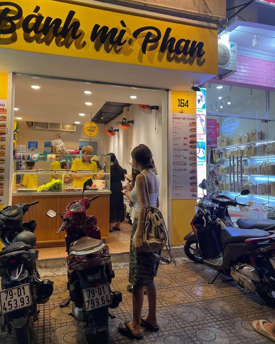 のインスタグラム：「🥙🍜나트랑 맛집 박제합니다 !!! 일하는 도중에 맛집 포스팅 하는나 제법 대견해요  나만 알고싶었지만 (?) 이번애 너무 마싯게 먹은 나트랑 맛집들 공개함니다 ... 가짓수는 적지만 진짜 마싯게 먹은것들 .. 공개 ..  1-4 반미판 반미 처음먹어본나 .. 샌디치가 별거겟어 .. 하고 무시한 나를 반성하게 하는 맛 ... 저는 기본맛으로 시켰는대요 ? 일단 빵이 겉바속쫄 입니다 ㅜ 쫀독쫀독 넘호 맛잇어요 ... 근데 안에 야채랑 고기랑 ... 달작지근 소스랑 ... 이건 한국인이 조아할수밖에 업는 맛이다 ..! 크기도 대빵큰데 2천원 정도 가격이라 가성비가 미쳤고요 ... 저는 포장해와서 먹어서 좀 식었었는데 따듯할때 먹을걸 .. 대후회 ... 입구쪽에 사람들이 많이 서있어서 망설이게 되는데 즉석에서 뚝딱뚝딱 만들어서 10분정도면 나오니까 기다렷다가 꼭 먹어보쇼 .. 고수 시러하는 사람들은 노 샹차이 ! 노샹차이 !! 하면 알아서 빼줍니다 ..!  5-7 포홍 여기는 .. 사실 민식이가 자기만 간다고 알려주지 말랫어여 .. 고얀넘 ..ㅋ 우리 이틀연속 갔거든요 ...그치만 내가 나트랑을 자주가면 얼마나 가겟다고 우리 인친님덜 드시고 오시라고 .. 공유합니다 ..쌀국수 로컬맛집 ..! 일단 제가 갔을때도 거의다 현지분들 이었슴니다 세미 야외라 정말 베트남에 왔구나 실감 .. 일단 진한 쌀국수 국물 .. 달달하면서 새콤한 고맛 알지요? 거기에 고기 토핑은 고를수있음 ! 나는 달짝지곤 미트볼 골랐는데 대만족 .. 숙주랑 베트남 고추 넣어서 먹으면 진짜 맛잇읍니다 .. ㅠ 제 인생쌀국수가 파리에 송흥인데 한국와서 어디서도 그맛을 찾을수가 없어서 심란햇어요 ... 근데 그 맛이랑 가장비슷 !!! 가격도 짱 저렴하고 이제 6시간이면 먹을수있다 !!!(?)낮에는 너무 더울거같아서 해지고 가는거 추천해요  8-9 cccp 커피 코코넛 커피 말로만 들어봒지 .. 커피 안먹는 인간이라 먹을 생각도 안해봤는데 ... 민식이꺼 살짝 뺏어먹었는데 웬열 ?? 달콤하고 고소한게 너무 시원해서 맛잇자나 ... 더위사냥 보다 맛잇음 ... 원래 코코넛 커피가 다 이렇게 맛잇나하고 다른데서도 먹어봤는데 그건 아니대요 ?..어케알았냐면 저도 알고싶지않았어요 .제가 시킨건 크림 망고인데 음 .. 미지근해가지고 망고맛 나는 가래를 먹는 기분이었어요 그래서 민식이랑 바꿔먹음 (ㅈㅅ)  10 안토이 나트랑 여긴 솔지기 와 개쩐다 !!!존나 맛있다 !!! 하는 맛집은 아니었지만 .. 전체적으로 다 먹을만했고 에어컨이 나와서 시원하기도하고 한국인들 입맛에 맞춘곳이라 무난하게 냠냠 하실수있을거같아서 넣었읍니다 ! 이것저것 시켰는데 전 반쎄오가 가장 맛있었고요 분짜는 소스가 좀 밍밍 했서요 .. 근데 맛없진 안음 ..! 근데 한국사람이 정말 많고 갱장히 복작복작해요 ..! 아기있으신분들이나  편하게 식사할곳 찾으시는 분들께 추천함니둥 ~~」