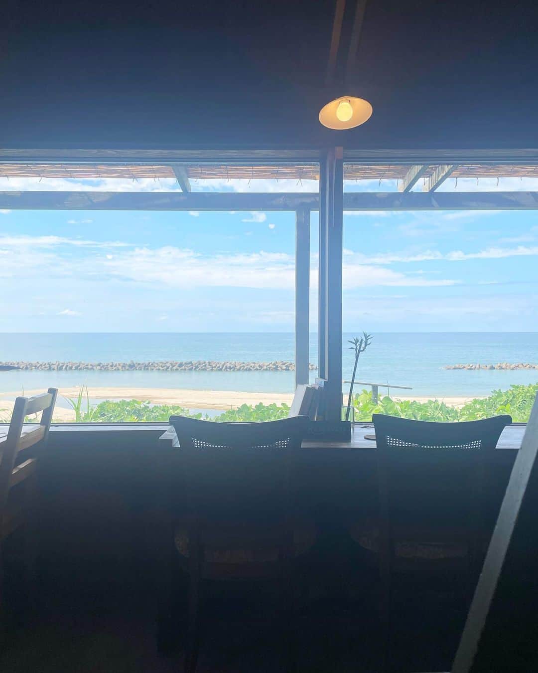 近藤夏子さんのインスタグラム写真 - (近藤夏子Instagram)「食べたもので身体が作られる🫶  島根県は日本海側とーーってもキレイです✨ そしてその海沿いには素敵なお店が増えてきていて、その中の一つ、【薬膳カフェ Artemisia From ゆうずキッチン🏡】に行ってきました🙋‍♀️ 景色がいい、癒される、だけじゃなくて、身体にもいい💗 地元の食材を使ってたりするのもすっっごく好き❤️ いちじくパフェのいちじくは、もちろんこのお店の近所、多岐のいちじく🙌 日本一おいしいいちじくだと胸を張って言える、自慢のいちじく💓 カフェタイムはお客さん満席ですごい人気でした✨ 私が身体のこと勉強したときに読んだ @hori_mama_ の本も置いてあってさ、なんかうれしかった🤫w しっかり薬膳のことも勉強した料理人さんのお料理で、身も心も整いました✨ #ゆうずキッチン #島根 #島根県 #観光大使 #遣島使 #近藤夏子の島根っここ行きんさい #島根カフェ #薬膳カフェ #出雲ランチ #出雲カフェ」9月12日 19時24分 - kondonatsuko