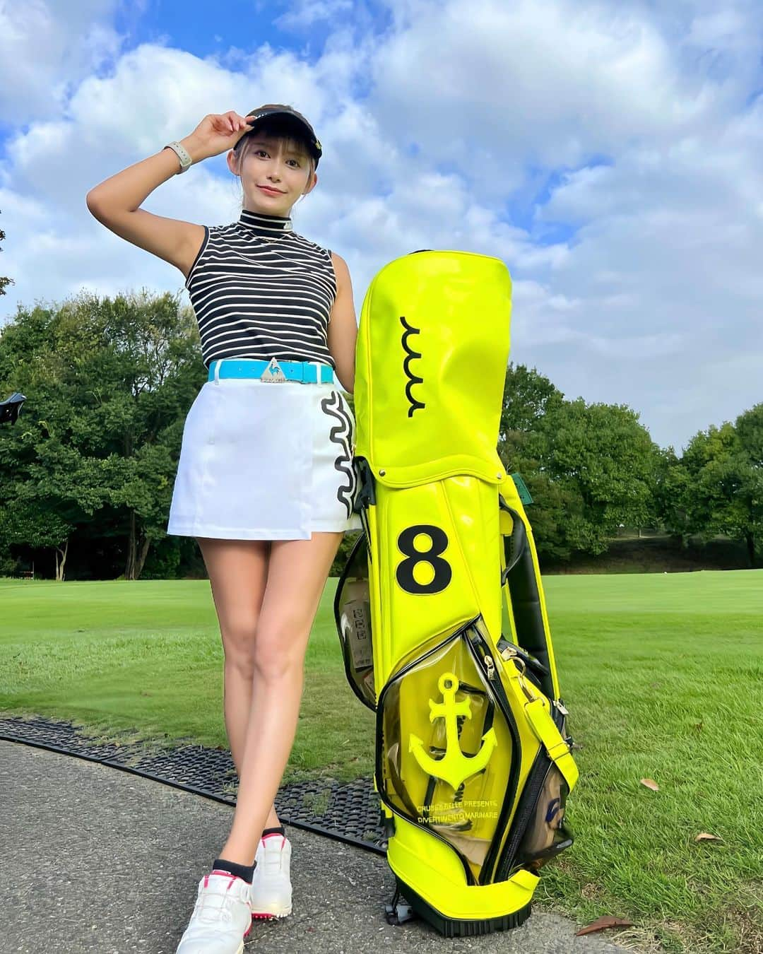 後藤佑紀のインスタグラム：「今日の伸び代ゴルフ🏌️‍♀️ やっとすこーしだけ練習の成果が出始めた🤏🤏 ↓ 一打あたりの金額が上がってきた🤣🫶🫶  ウェアとキャディバッグ、サンバイザーは全部 @mutaracing_wear 🌊  キュロットのロゴが派手でお気に入り🥰   #muta #mutaracing #mutamarine  #mutamarinegolf  #ゴルフ #ゴルフウェア #ゴルフ女子  #ゴルフコーデ  #ゴルフ初心者  #伸び代ゴルフ #レースクイーン #mutaracingfairies」