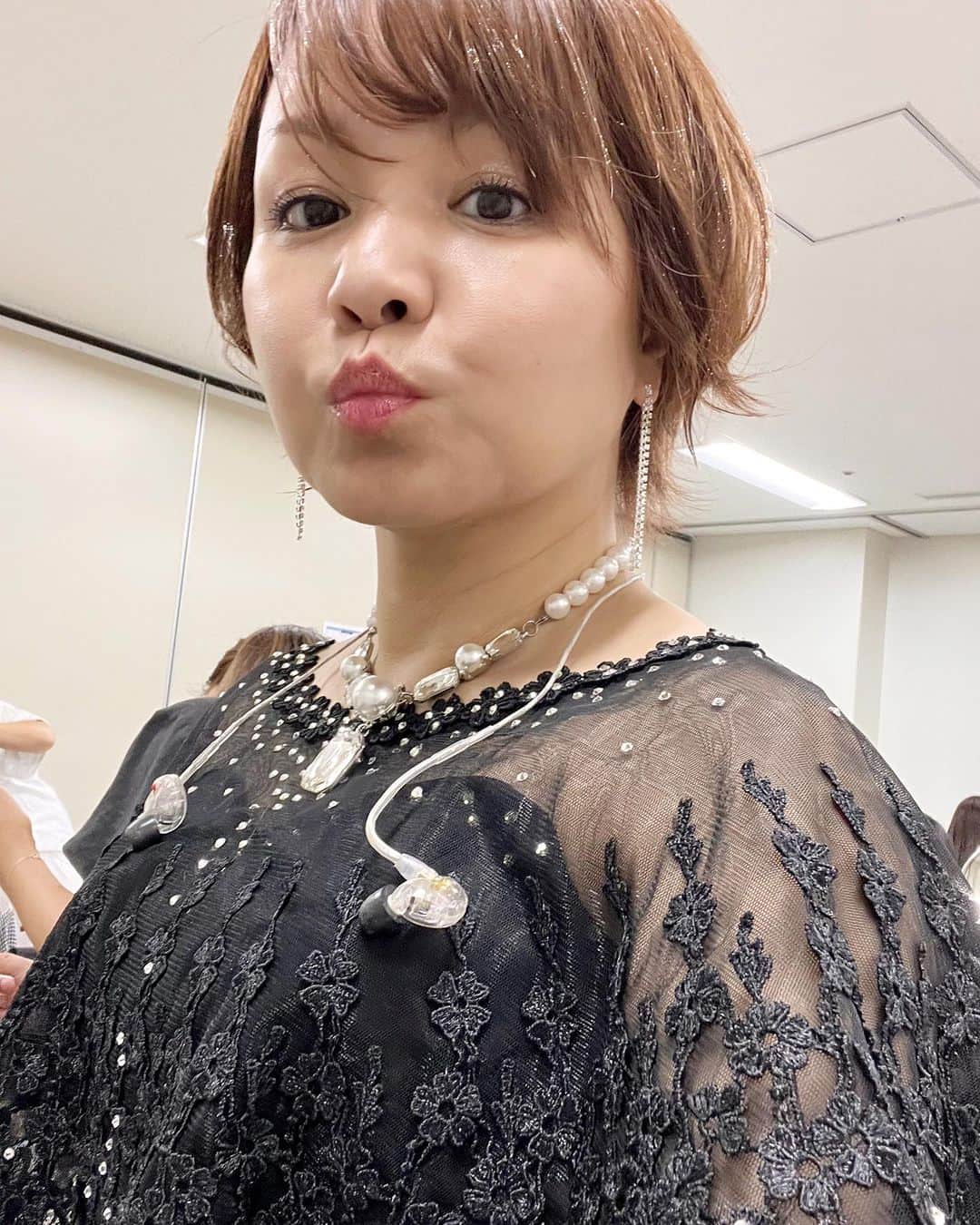 中澤裕子さんのインスタグラム写真 - (中澤裕子Instagram)「⭐︎⭐︎  今回は黒の衣装にしてもらいました🖤 たくさんキラキラをつけてもらったよ✨  私、イヤモニを付けると 「よっしゃーっーー！」と、 やる気スイッチが入って、 マイクを持つと 気持ち悪くなるくらい緊張するんです。  それが堪らなく震える。 笑」9月12日 19時24分 - yuko_nakazawa_