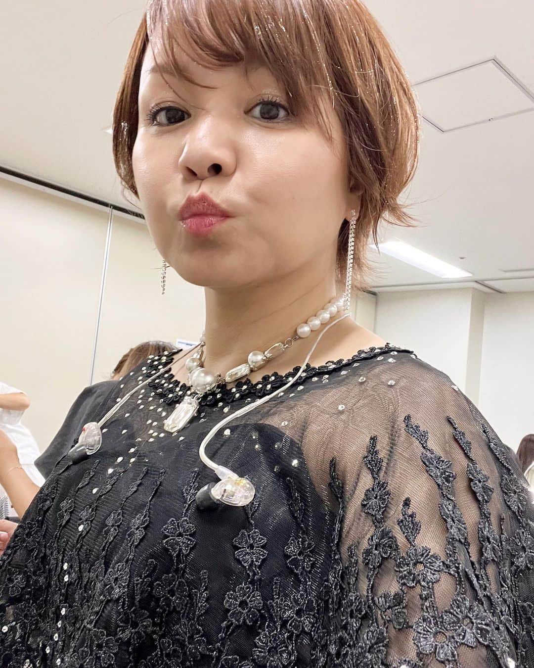 中澤裕子のインスタグラム：「⭐︎⭐︎  今回は黒の衣装にしてもらいました🖤 たくさんキラキラをつけてもらったよ✨  私、イヤモニを付けると 「よっしゃーっーー！」と、 やる気スイッチが入って、 マイクを持つと 気持ち悪くなるくらい緊張するんです。  それが堪らなく震える。 笑」
