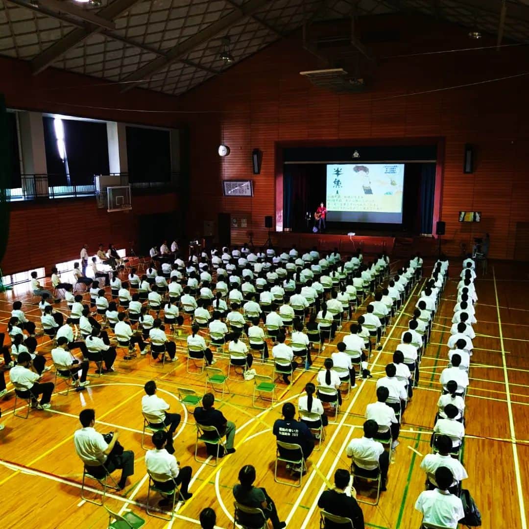 松本隆博のインスタグラム：「。⁡ 本日⁡9月12日(火)は…… 愛媛県立今治西高等学校伯方分校 今治北高等学校大三島 分校 講演60分という短い時間だった⁡ ⁡けど、とっても内容の濃い充実した⁡ ⁡講演コンサートだったと思います。⁡ ⁡ステージから観ててもたくさんの⁡ ⁡生徒が泣いてた💦。。。⁡⁡ ⁡⁡ ⁡僕も感極まり、、、⁡ ⁡「この綺麗な優美な、しまなみ海道⁡ 、守っていって欲しいから。。⁡ ⁡立派な人になってさ、また帰って⁡ ⁡来て欲しいそして素晴らしい地域⁡ ⁡を繋げていって欲しい‼️」と。。⁡ ⁡ ⁡みんなとっても良い子だ。⁡ ⁡終えたら「僕も強い人になります！」⁡ ⁡と言ってくれました✋。嬉しい。⁡ ⁡⁡ ⁡そして愛媛の子供たちを元気にする会⁡ ⁡ネバーギブアップのメンバーも手伝い⁡ ⁡に来てくれてとってもスムーズに⁡ ⁡行えた事、感謝🙏🙏🙏🙏‼️‼️⁡ ⁡ありがとう。⁡ ⁡⁡ ⁡」