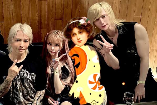 MiA のインスタグラム：「狂気の中に見える妖艶さ、美しさどの場面を切り取っても国宝でありHYDEさんは神でした...  公演後HYDEさんと色んなお話させて頂けて僕もまたモチベーションが上がりました。 下の世代にもチャンスを与えて下さって有難うございます。 僕自身HYDEさんに様々なチャンスを頂いた側の人間で。 頂いたチャンスしっかり掴んで何千倍にもして貢献出来るように頑張ろ。  そしてPABLOさんともあまりに熱く語り合いすぎて、翌日友達達から熱すぎ！ってラインが来てた笑  PABLOさん初対面だったのに人間的魅力に溢れすぎて大好きになってしまいました。 ギタリストとしてもそうだけどやっぱり人間的魅力に溢れたギタリストを目指したい。 まあ僕は最早ヒューマノイドなんだけど... あとかなのちゃんのトークスキル高くてやっぱ凄ってなった。  ツーショットお願いしたかったけど、なんだか照れてお願い出来なかったので5年前のハロウィン家宝載せておきます...」