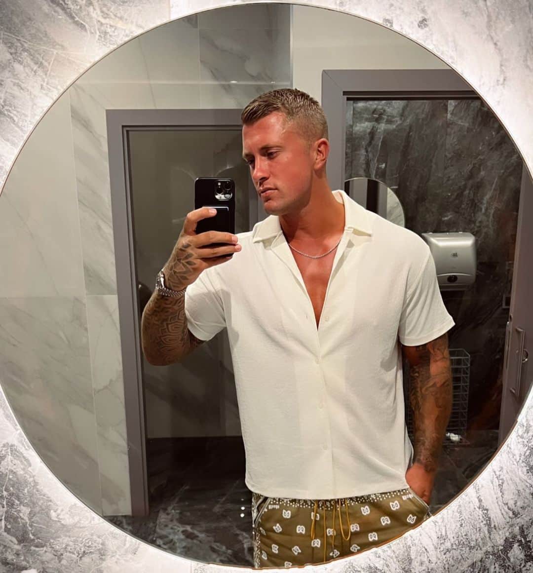 ダニエル・オズボーンのインスタグラム：「Just a random selfie in a restaurant toilet in Mallorca after a few beers 🍻 😄 had a lovely weekend away but beers & lots of food.. got to get back to the gym now 😄」
