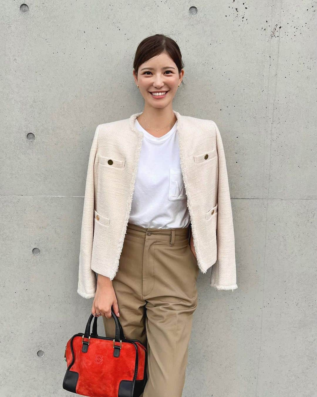 咲和希のインスタグラム：「少し秋気分...🍂な最近の私服。 綺麗目にもカジュアルにも合わせられるBEIGE,のツイードジャケット🧥 軽い着心地で、秋冬の母的行事にはもちろん普段着にも♡ .  このジャケットでオールホワイトコーデもいいなぁ。 もちろんデニムとの相性も抜群なのでこれから大活躍しそうです✨ .  そして、JR名古屋高島屋では9/13（水）〜9/19（火）までpopup開催中です♪  #BEIGE #beigecomma#ベイジ#beige_pr #ツイードジャケット #ノーカラージャケット #ジャケットスタイル #ママコーデ#大人カジュアル#上品カジュアル#シンプルコーデ#pr」