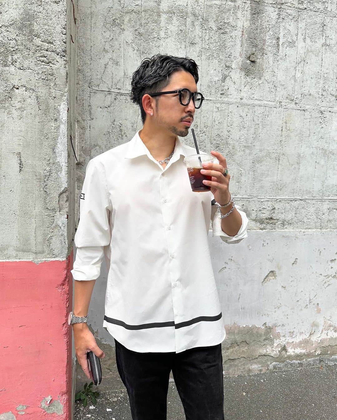 ken_navyのインスタグラム：「他の投稿は @ken_navy をご覧下さい🫶❣️  この後20:00〜 @eurokenvy からPremium Stretch Nylon Shirt販売致します🇮🇹  僕自身が非常にお気に入りで秋服では1番気に入ってる😊  今季のAWは横ラインのデザインが多めですが、コレがまたかっこいい。  モダンな雰囲気な大人モテコーデに👨‍💻  このシャツは特に女性ウケ良いのでモテすぎたらすみません🐸🩶  ーーーーーーーーーーーーーー 🌕貴方のいいね、コメントが募金されます🍂 募金活動しています！ 投稿のいいね数×1円とコメント数×5円 を月末に集計して 様々な場所へ募金をさせて頂きます。 ９月は公益財団法人どうぶつ基金へ募金しますのでいいね、コメントをお願いします🙇‍♂️ ーーーーーーーーーーーーーー  参考になればいいね👍コメント📝保存💽 お願いします🫶❣️  #メンズファッション #メンズコーデ  #ファッションモデル  #アパレル #デザイナー  #アパレル社長 #オーダースーツ #オーダースーツ大阪 #今日のコーデ #ファッションの悩み #ファミマなう」