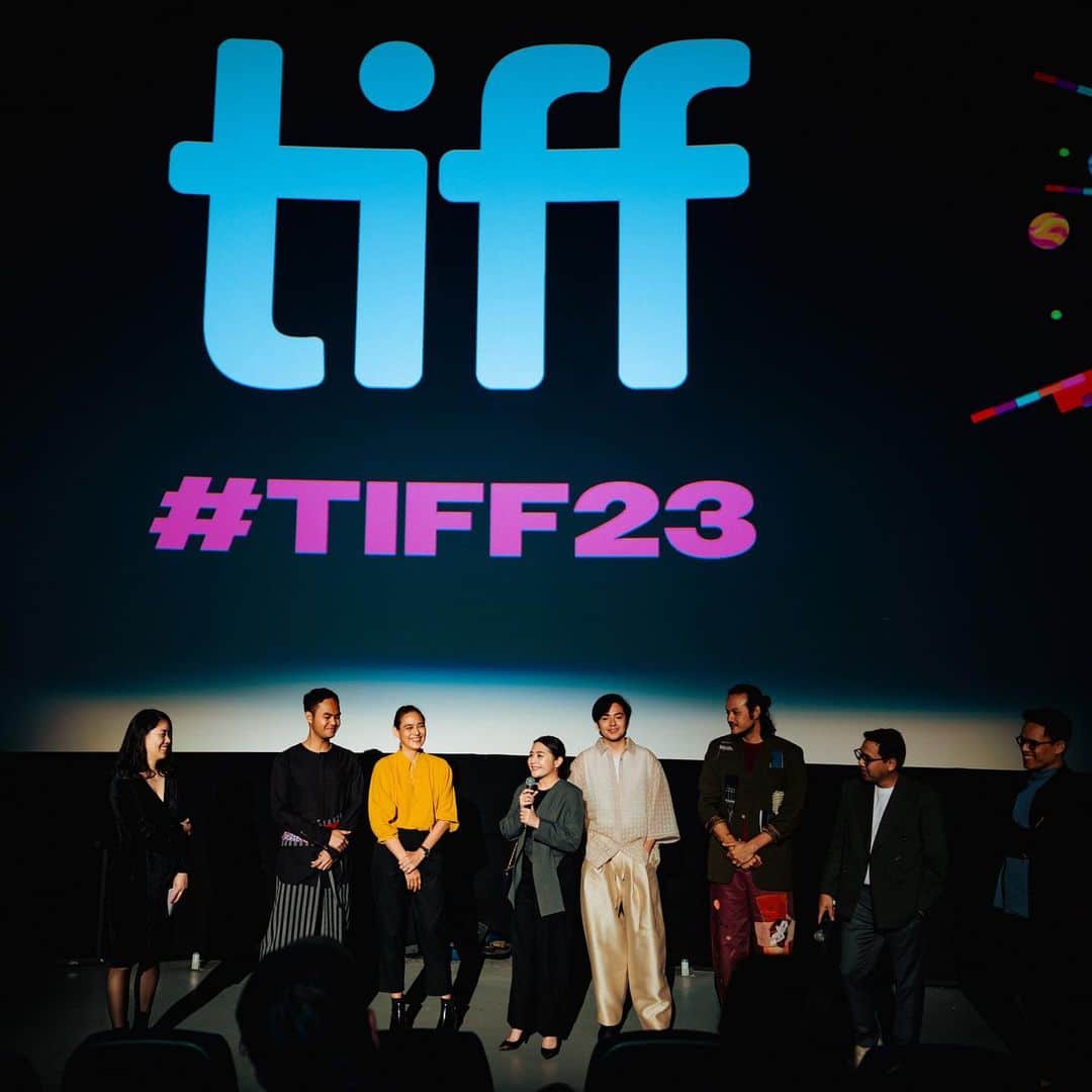 Prilly Latuconsinaのインスタグラム：「Perjalanan keluarga bu Prani di Toronto International Film Festival! @tiff_net   Sungguh perjalanan yang luar biasa untuk kami! Melihat film kami mendapatkan apresiasi yang luar biasa dari penonton TIFF ❤️ Tepuk tangan, review positif dan studio yang selalu full, membuat rasa jet-lagnya hilang begitu saja!   Gak sabar untuk kalian nonton film ini November nanti ❤️」