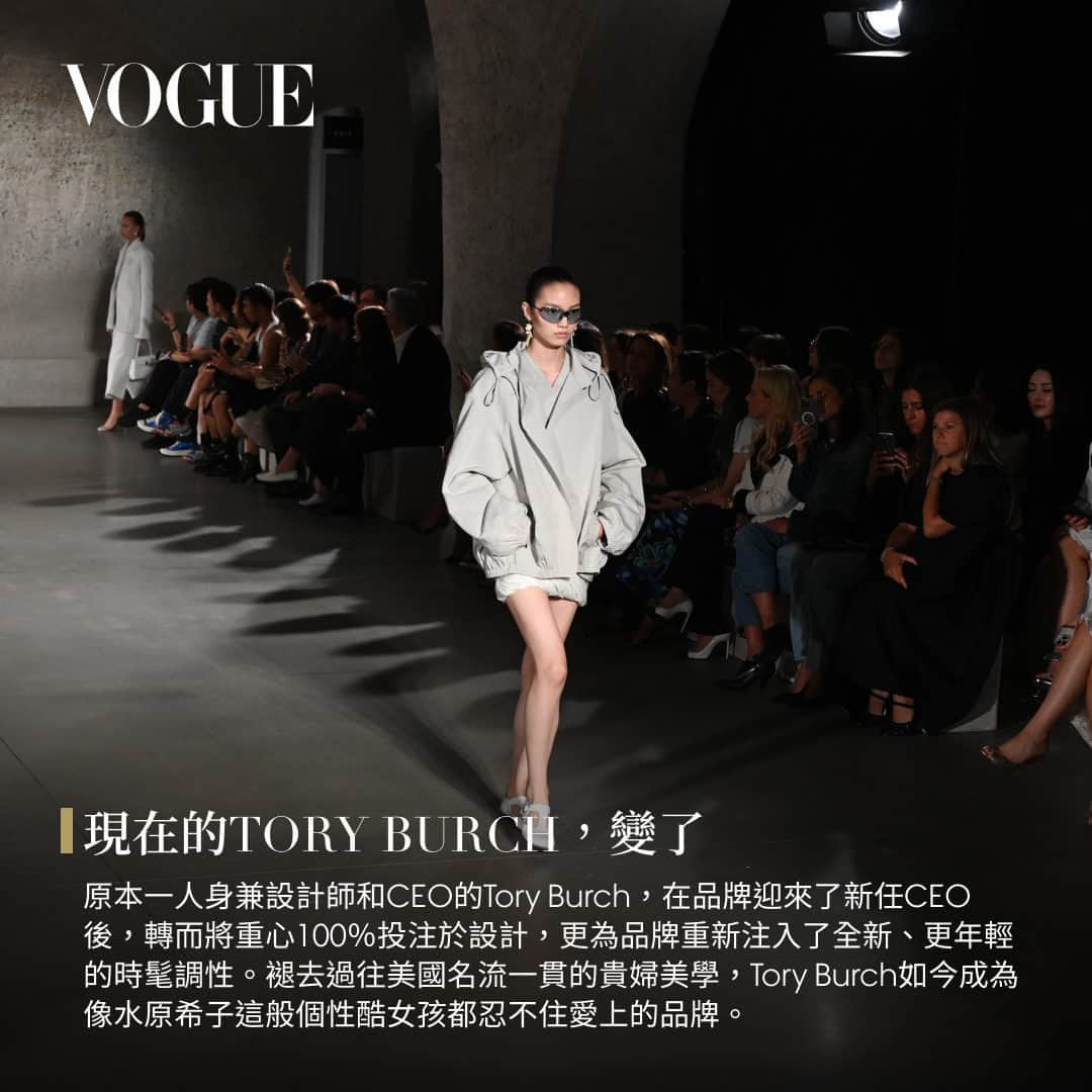 Vogue Taiwan Officialさんのインスタグラム写真 - (Vogue Taiwan OfficialInstagram)「#VogueFashionWeek 看完這季大秀，相信你也想當個Tory Burch girl!  當第一眼看到水原希子，穿著這套粉紅色斜肩、立體結構裙襬的洋裝時，你以為是什麼前衛的設計師品牌嗎？  仔細看，這其實是Tory Burch最新出爐的紐約大秀，過去我們已多次強調：現在的Tory Burch，真的不一樣了。  #ToryBurch #nyfw #nyfw2023」9月12日 19時44分 - voguetaiwan