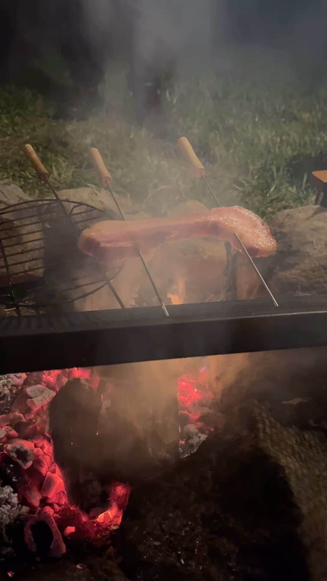 のインスタグラム：「焚き火で焼く肉🍖」