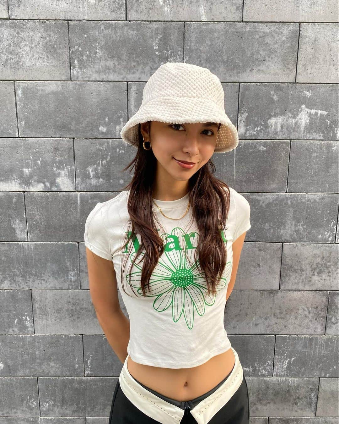 石井エミリーさんのインスタグラム写真 - (石井エミリーInstagram)「💚🐝🌼🌈  tops @mardi_mercredi_collectif  skirt @zara  boots @zara  bucket hat  vintageshop」9月12日 19時37分 - _emilyishii_