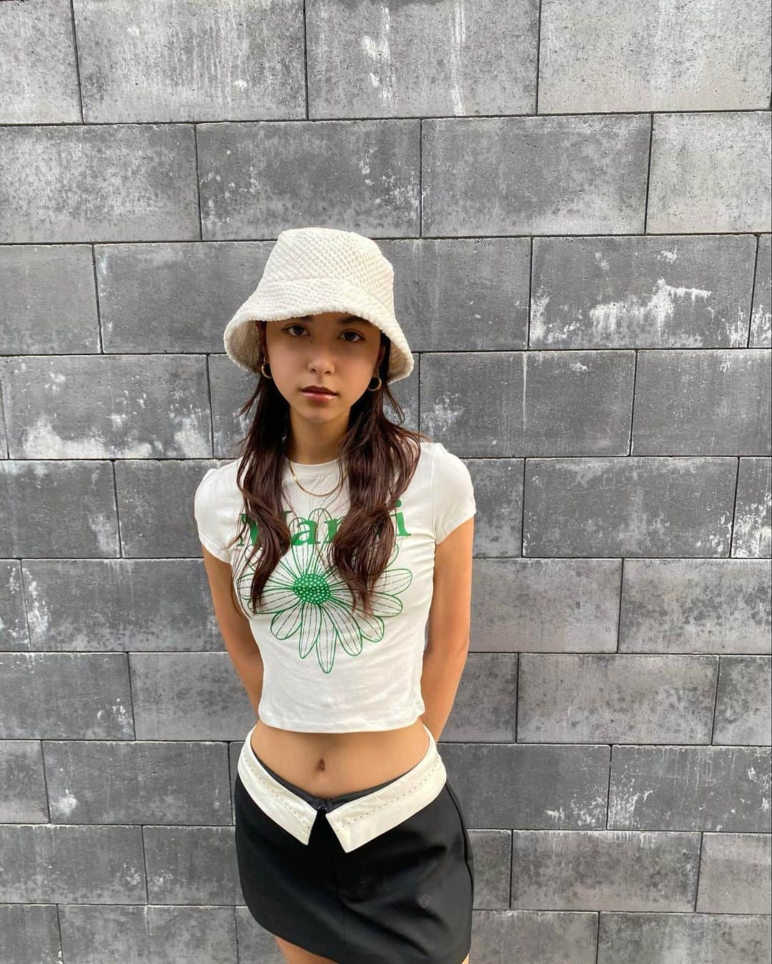 石井エミリーさんのインスタグラム写真 - (石井エミリーInstagram)「💚🐝🌼🌈  tops @mardi_mercredi_collectif  skirt @zara  boots @zara  bucket hat  vintageshop」9月12日 19時37分 - _emilyishii_