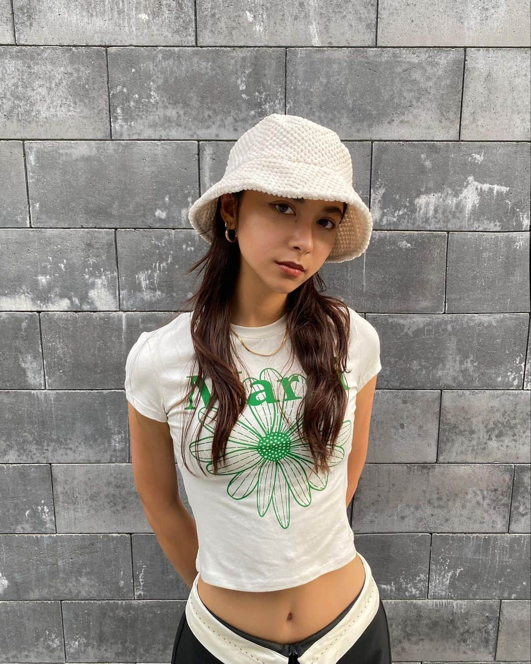 石井エミリーのインスタグラム：「💚🐝🌼🌈  tops @mardi_mercredi_collectif  skirt @zara  boots @zara  bucket hat  vintageshop」