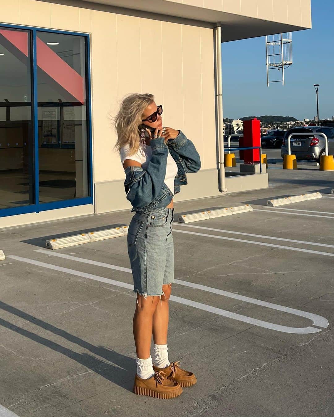 Satomi Biancaのインスタグラム：「🧸📱🅿️🛻 　　 parking lot    最近めっちゃ履いてる @clarksshoes 🤎🤍 　　 　 #clarks #クラークス #Torhill」