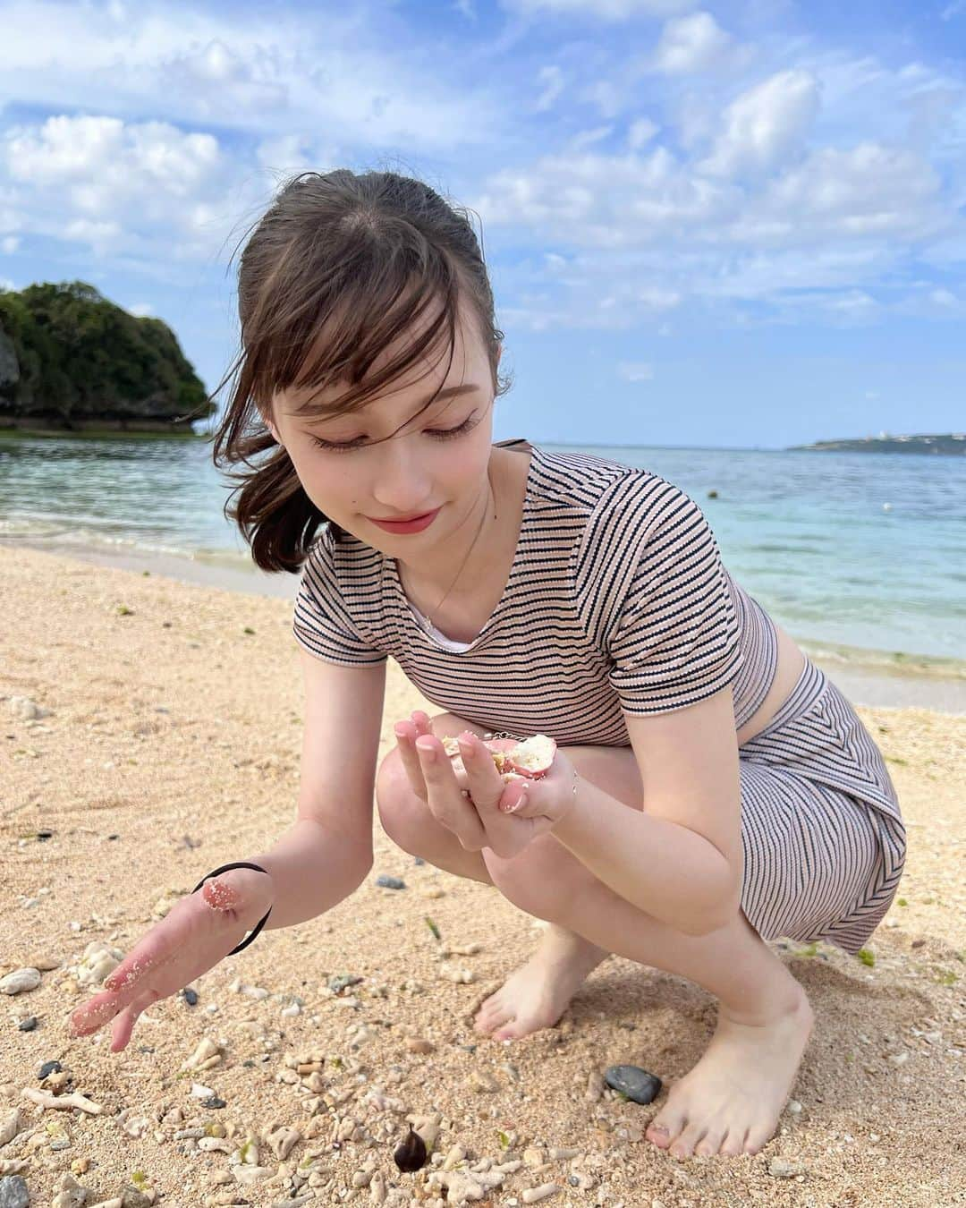 神谷侑理愛のインスタグラム：「🌴🌺✨ ⁡ 今年初の海は沖縄だったんだ.💖 ⁡ 皆さんの今年初海はー？？ ⁡ ⁡ #沖縄 #海 #ビーチ #ホワイトビーチ #砂浜 #水着」