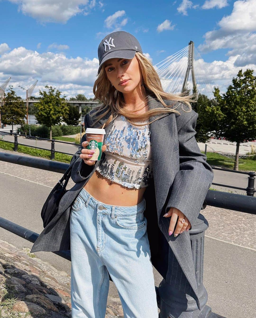 Juliett K.のインスタグラム：「Wyśmienity chilling… z wyśmienitą, orzeźwiającą kawą? Polecam Starbucks Chilled Classic💫 Spacer, praca, spotkanie u znajomych… Ty decydujesz gdzie Ci będzie towarzyszyć 👍🏼 @starbuckschilledcoffee #współpracareklamowa #IcedCoffee #StarbucksChilledCoffee #StarbucksChilledClassics #Take10」