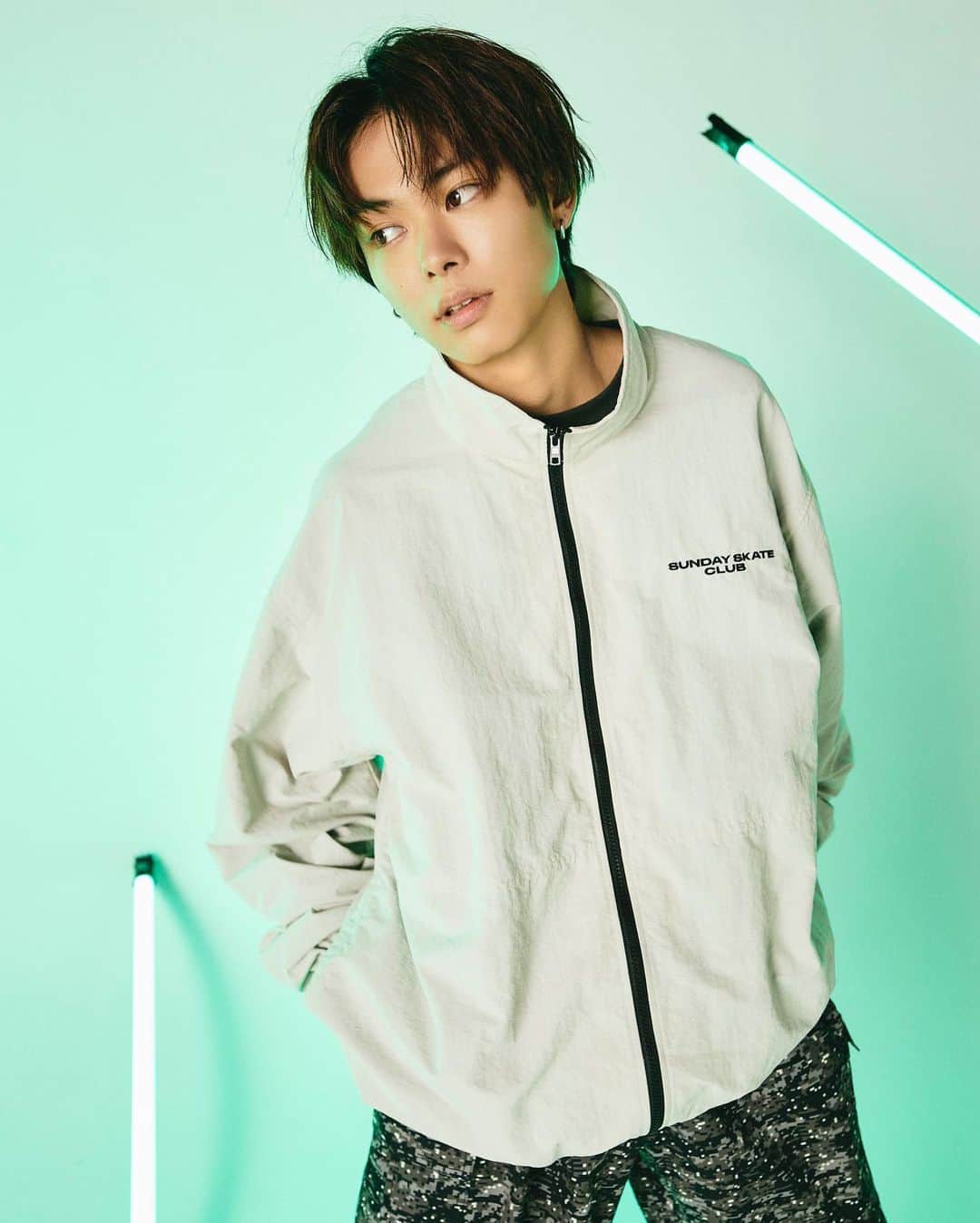 WEGOさんのインスタグラム写真 - (WEGOInstagram)「NEW IN NEW LOOK  「ナイロン」  今年らしいワイドシルエットなものや セットアップ対応のもの、そしてカラバリ豊富なものまで 幅広い種類を揃えたナイロンアイテムを 俳優として活躍する星野翼さんをお迎えしてご紹介！  ✔︎ナイロントラックジャケット ¥4,949(tax in) ✔︎ナイロンユーティリティカーゴパンツ ¥5,499(tax in)  #WEGO #ウィゴー #ナイロン #ナイロンジャケット #秋コーデ #ナイロンベスト #ナイロンコーデ #ストリートコーデ」9月12日 19時39分 - wego_official