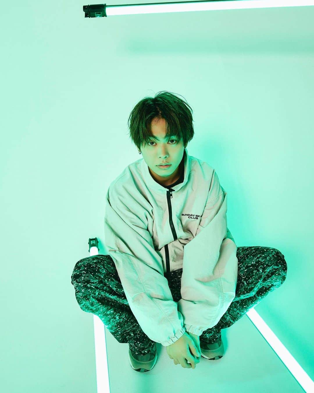 WEGOさんのインスタグラム写真 - (WEGOInstagram)「NEW IN NEW LOOK  「ナイロン」  今年らしいワイドシルエットなものや セットアップ対応のもの、そしてカラバリ豊富なものまで 幅広い種類を揃えたナイロンアイテムを 俳優として活躍する星野翼さんをお迎えしてご紹介！  ✔︎ナイロントラックジャケット ¥4,949(tax in) ✔︎ナイロンユーティリティカーゴパンツ ¥5,499(tax in)  #WEGO #ウィゴー #ナイロン #ナイロンジャケット #秋コーデ #ナイロンベスト #ナイロンコーデ #ストリートコーデ」9月12日 19時39分 - wego_official