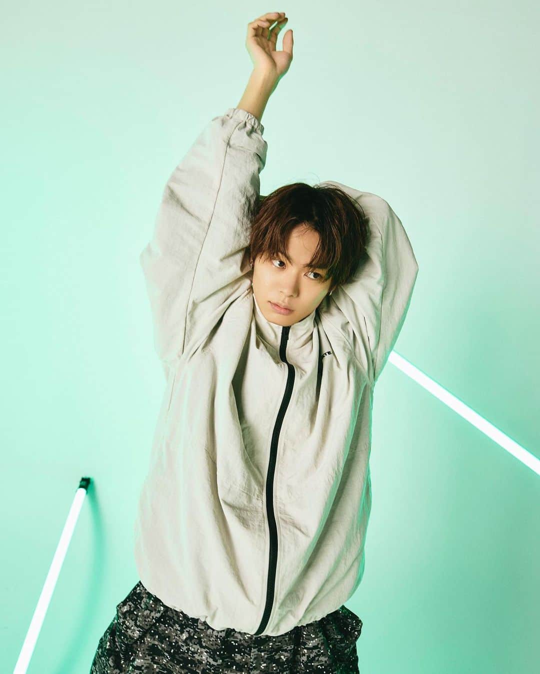 WEGOさんのインスタグラム写真 - (WEGOInstagram)「NEW IN NEW LOOK  「ナイロン」  今年らしいワイドシルエットなものや セットアップ対応のもの、そしてカラバリ豊富なものまで 幅広い種類を揃えたナイロンアイテムを 俳優として活躍する星野翼さんをお迎えしてご紹介！  ✔︎ナイロントラックジャケット ¥4,949(tax in) ✔︎ナイロンユーティリティカーゴパンツ ¥5,499(tax in)  #WEGO #ウィゴー #ナイロン #ナイロンジャケット #秋コーデ #ナイロンベスト #ナイロンコーデ #ストリートコーデ」9月12日 19時39分 - wego_official