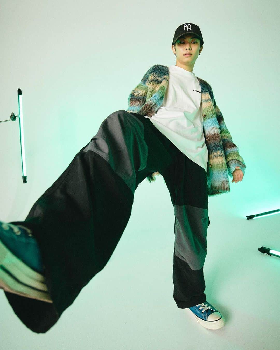 WEGOさんのインスタグラム写真 - (WEGOInstagram)「NEW IN NEW LOOK  「ナイロン」  今年らしいワイドシルエットなものや セットアップ対応のもの、そしてカラバリ豊富なものまで 幅広い種類を揃えたナイロンアイテムを 俳優として活躍する星野翼さんをお迎えしてご紹介！  ✔︎ナイロントラックジャケット ¥4,949(tax in) ✔︎ナイロンユーティリティカーゴパンツ ¥5,499(tax in)  #WEGO #ウィゴー #ナイロン #ナイロンジャケット #秋コーデ #ナイロンベスト #ナイロンコーデ #ストリートコーデ」9月12日 19時39分 - wego_official