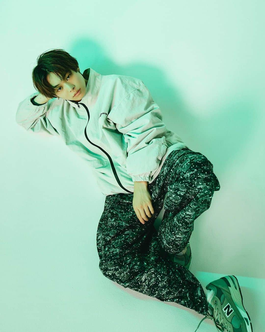 WEGOさんのインスタグラム写真 - (WEGOInstagram)「NEW IN NEW LOOK  「ナイロン」  今年らしいワイドシルエットなものや セットアップ対応のもの、そしてカラバリ豊富なものまで 幅広い種類を揃えたナイロンアイテムを 俳優として活躍する星野翼さんをお迎えしてご紹介！  ✔︎ナイロントラックジャケット ¥4,949(tax in) ✔︎ナイロンユーティリティカーゴパンツ ¥5,499(tax in)  #WEGO #ウィゴー #ナイロン #ナイロンジャケット #秋コーデ #ナイロンベスト #ナイロンコーデ #ストリートコーデ」9月12日 19時39分 - wego_official