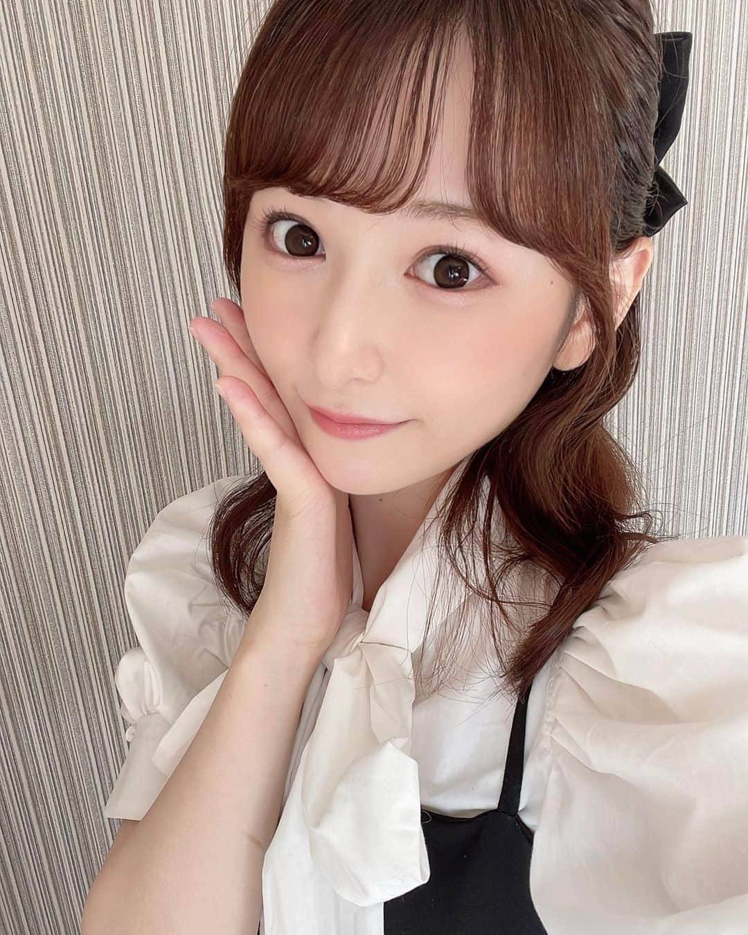 平野もえのインスタグラム：「このポーズしてると 娘が真似してくる🤭🤭🤭  よく見てるよね〜😶笑」